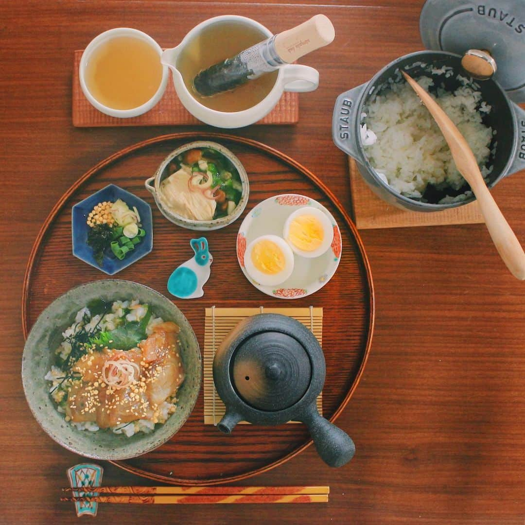 Kaori from Japanese Kitchenさんのインスタグラム写真 - (Kaori from Japanese KitchenInstagram)「2019.6.18 Tue 即席鯛茶漬けの朝ごはん。 ＊＊＊ Good morning! Today’s Japanese breakfast:Ochazuke w/ red snapper, boiled egg, and Yuba w/ gumbo. Yeees, freshly cooked rice is the best!!! ・ おはようございます。 おつとめ品で安くなっていた鯛で 出汁いらずの即席鯛茶漬け。 醤油に漬けた鯛の上に アツアツのお湯を注げば出来上がり。 ごま、みょうが、大葉、のりなど 薬味をたーっぷりと乗せて。 鯛からお出汁が出て美味しいです。 梅雨は湿気で胃腸が弱りやすい時期でもあります。 お茶漬けや鯛など消化に良い物を食べると 身体への負担が減りますよ。 今日の走り書きは鯛です。 ごちそうさまでした。 ・ 📝薬膳走り書き📝 鯛:胃腸の消化の働きを手助けする働きがある。 血を補う作用があり貧血気味の方にも◎。 ・ 【おしながき】 即席鯛茶漬け 薬味セット(みょうが、ネギ、ぶぶあられ、韓国海苔フレーク) 茹ですぎ卵 おくらと湯葉の和え物 ・ このレシピ、20年くらい前に読んだこち亀で「漁師風鯛茶漬け」として紹介されていました。漫画を見ながら見よう見まねで作った20年前の記憶を頼りに作りました。昔のことはよく覚えています。(最近のことは全然覚えられません笑) からすのパン屋さん、こまったさんの料理シリーズ、わかったさんのお菓子シリーズなど食べ物系の本が大好きだったなぁ…今も売ってるのかな。 では今日も良い一日をお過ごしください。 ・ #japanesefood #japanesecuisine #washoku #breakfast #おうちごはんlover #朝ごはん #おうちごはん #早餐 #아침밥 #ふたりごはん #薬膳 #うつわ #フーディーテーブル #和食器 #清岡幸道 #和食 #松浦ナオコ #japonais #STAUB #ストウブ #お茶漬け #平岡仁」6月18日 8時02分 - coco_kontasu