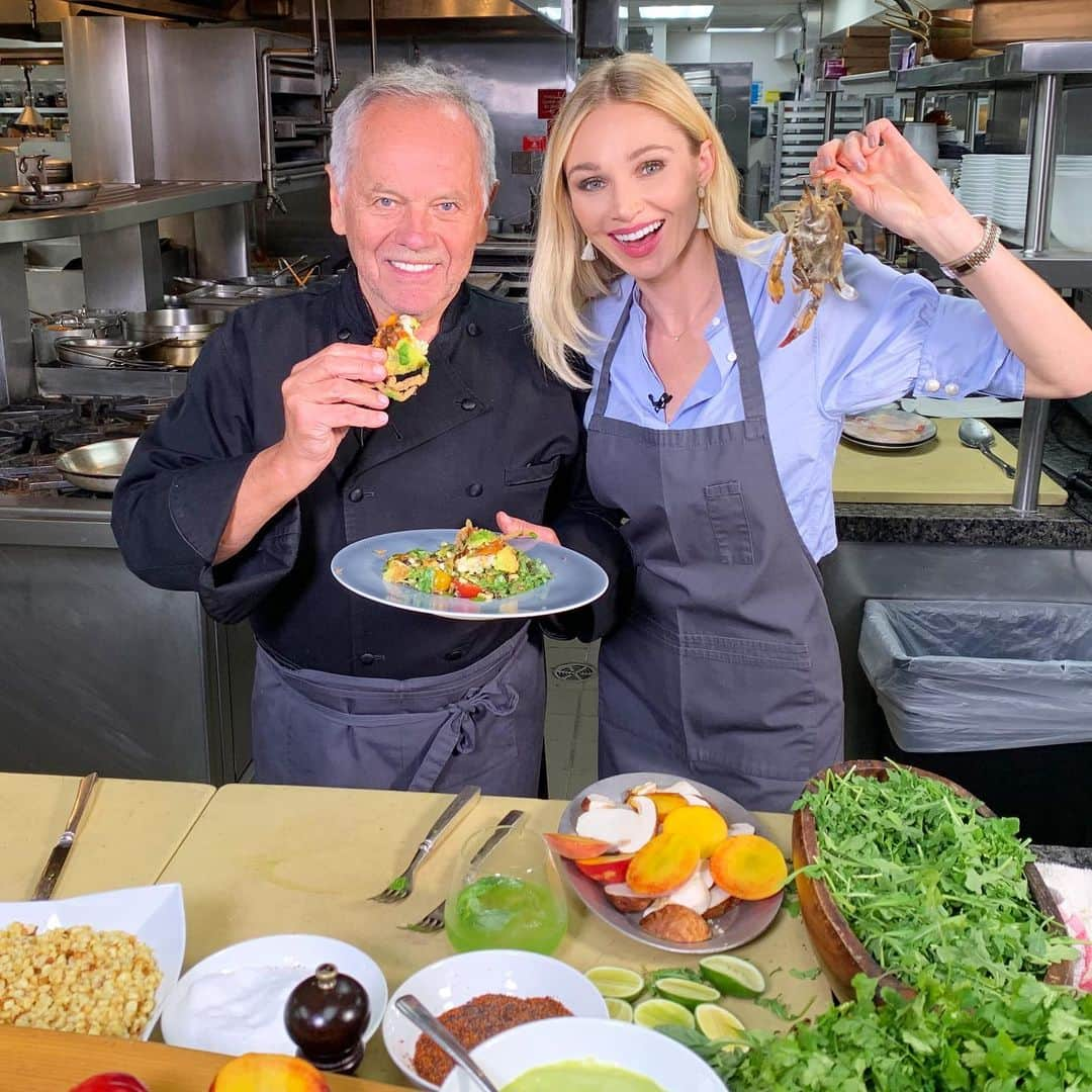 アリッサ・ジュリア・スミスさんのインスタグラム写真 - (アリッサ・ジュリア・スミスInstagram)「The Fresh Puck of Bel Air! Cooking with @chefwolfgangpuck in his kitchen at @hotelbelair 🦀 👨‍🍳 🙌🏼」6月18日 7時59分 - alyssajulyasmith