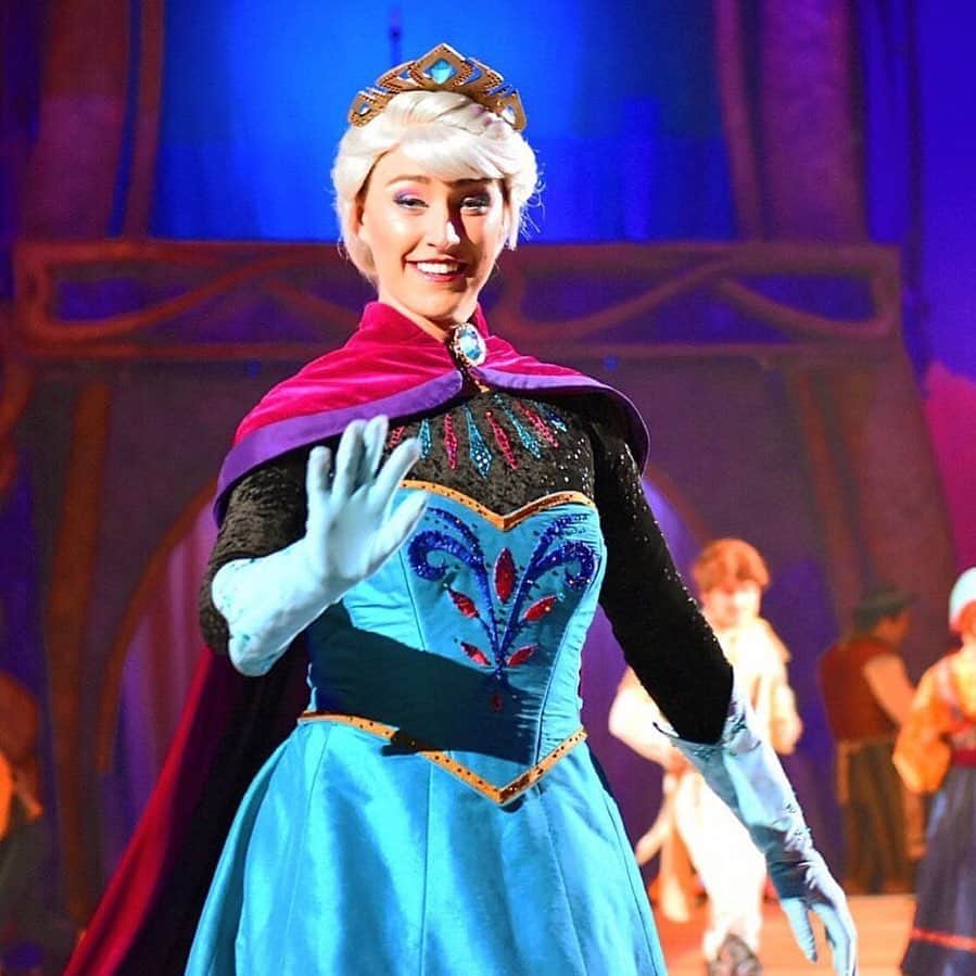 アレクシ・ギレスのインスタグラム：「Obrigada,  Brazil! Until next time! 😘❄️⛸🇧🇷💙✨ #disneyonice #disneyonice2019」