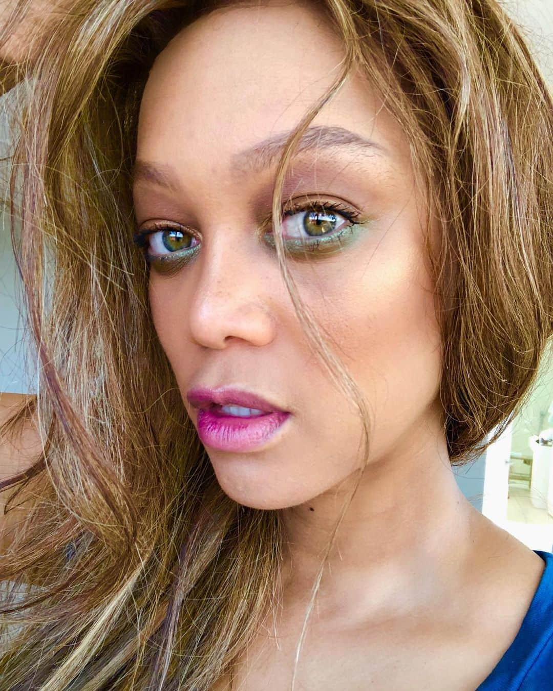 タイラ・バンクスさんのインスタグラム写真 - (タイラ・バンクスInstagram)「I have read that green eyed peeps can’t wear green eyeshadow. Whatever. 💚」6月18日 8時22分 - tyrabanks