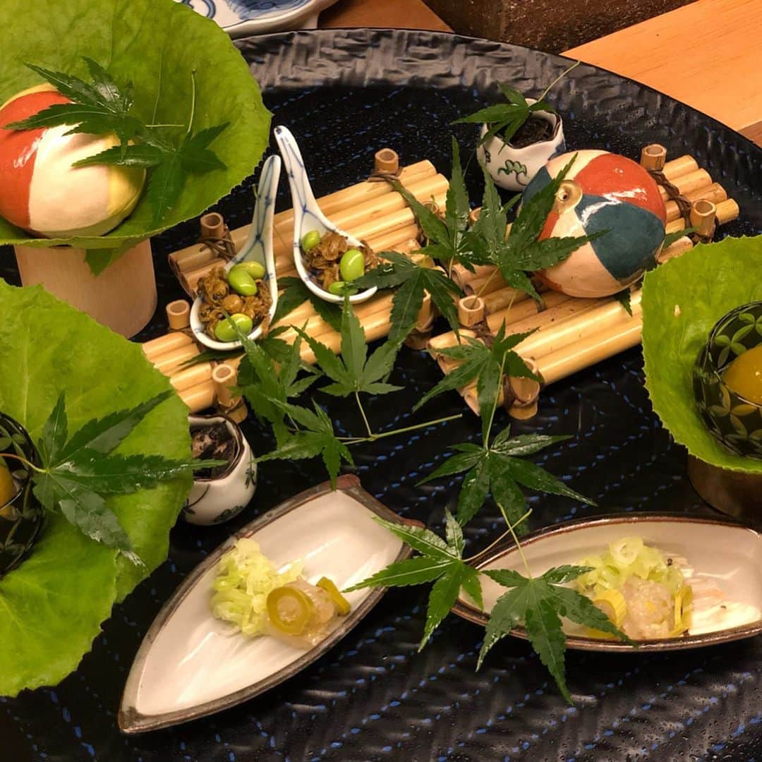 里井真由美さんのインスタグラム写真 - (里井真由美Instagram)「紫陽花の和菓子💓 ・ ・ 名は「七変化」と付けられています。時々、表面の葛砂糖がキラッと光って表情が変わるから〜練り餡、中には求肥も入ってました💓 ・ ・ →日本料理「恵比寿 くろいわ」さんでの最後の甘味。お盆にズラリと並べて下さり、好きに選べます。 ・ ・  最後のお干菓子も 紫陽花アジサイ お料理も６月らしい風情が素敵 ・ ・ お店は一軒家で、2階がカウンターのメイン席で茶室もあり、薄茶もたてて頂けます。大好きなお店の１つ ・ ・ #日本料理#和菓子#紫陽花#あじさい#練り切り#1級フードアナリスト里井真由美 #ありが糖運動 #里井真由美」6月18日 8時23分 - mayumi.satoi