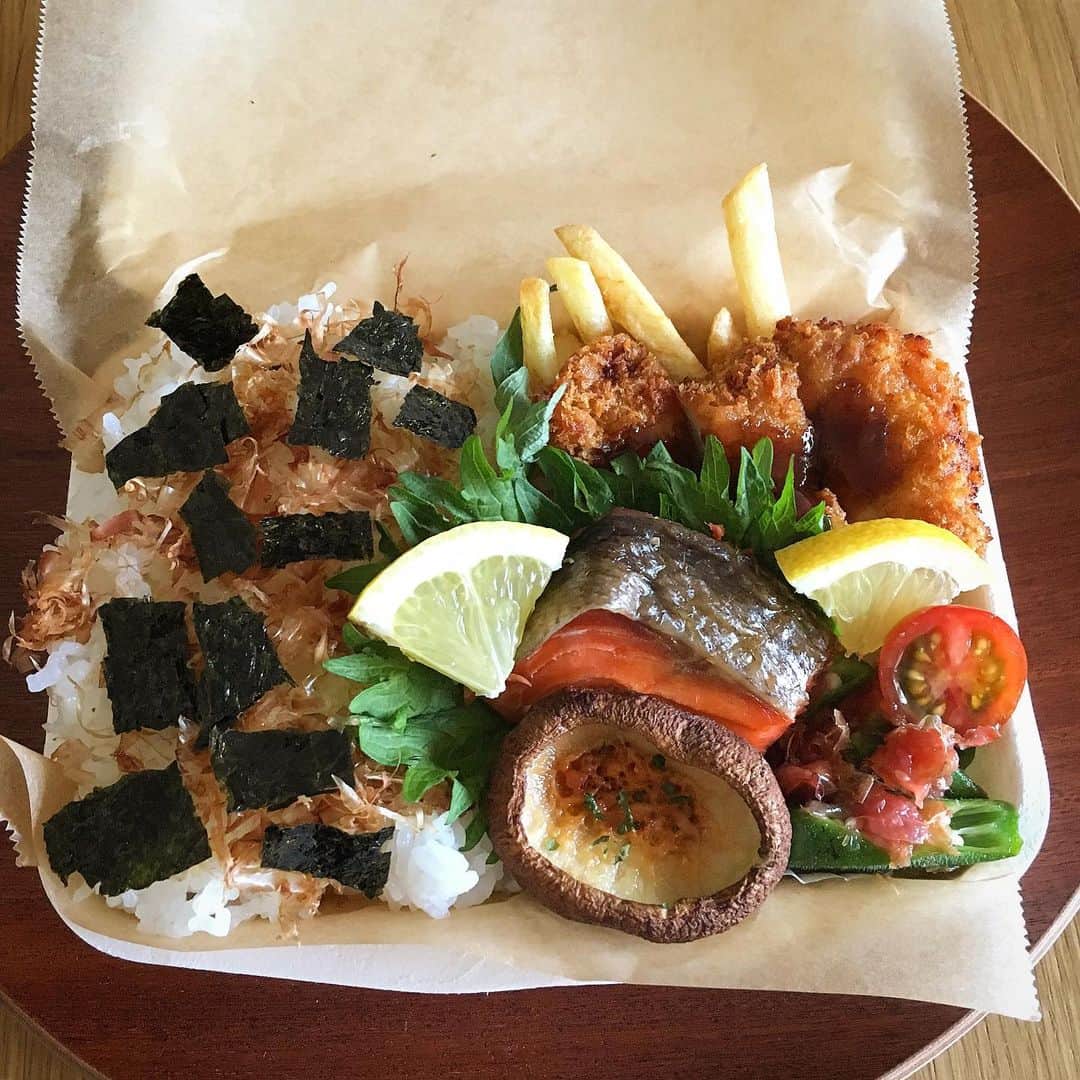 ecruのインスタグラム：「2019/06/18 (tue) 1限から授業がある日はお弁当はお休みしようと思っていましたが、昨日思いがけず寄ることになったデパ地下で鶏肉を買っていたので、チキンカツのお弁当を作りました♪ ・ 今朝は、鍵を忘れることもなく無事帰宅。 レッスン準備をします👘 ・ 二段海苔弁 チキンカツ 焼き鮭 椎茸のマヨチーズ焼き オクラの梅おかかポン酢和え プチトマト ・ #gonben #お弁当 #obento #bento #lunch #lunchbox #food #foodpic #foodphoto #ごん弁当 #instafood #instagood #yummy #love #japan #japanesefood #大学生弁当 #thankyou #onthetable #日々 #暮らし #お弁当記録 #ランチボックス  #使い捨て弁当箱」