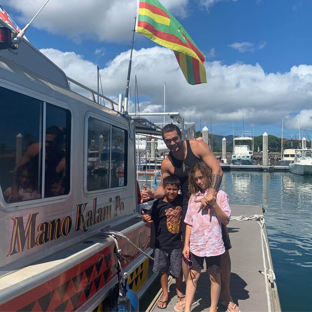 ジェイソン・モモアさんのインスタグラム写真 - (ジェイソン・モモアInstagram)「Swim with sharks.  It was amazing.  My friends started a company @haleiwa_shark_tours We get to swim with my ohana DA MANO. Love sharks. Hanging with @kala_dacaptain @makuarothman @clownin808 @kaimi_kaneholani @_d3mb3r_ @jasonmags_  @i.am.aurelius is making gold cant wait to show u new YouTube episode. Aquaman swimming with Sharks. Just bother @i.am.aurelius cause he likes to take his sweet ass time. 😜😜😜🤣🤣🤣if you are in Haleiwa. Look up @haleiwa_shark_tours  Kala will take you out.  Tell him Aquaman sent you. Aloha j」6月18日 8時25分 - prideofgypsies