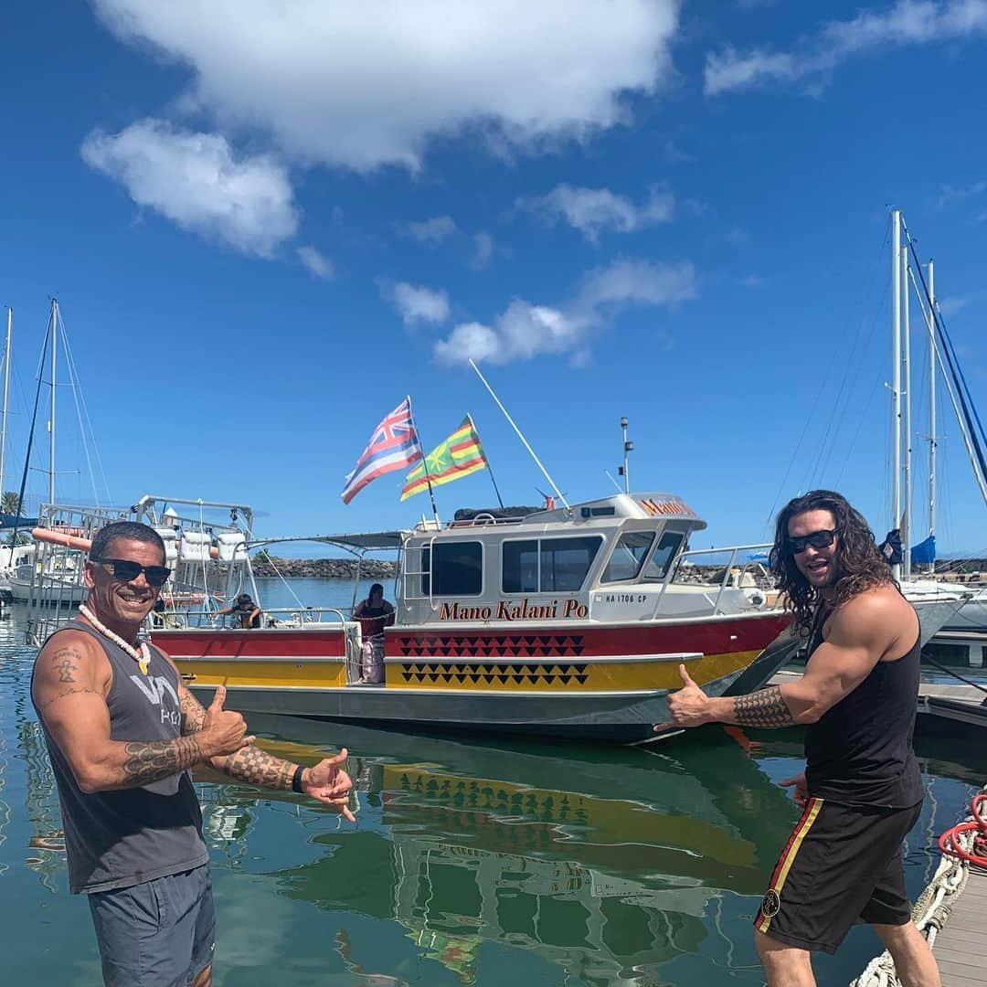 ジェイソン・モモアさんのインスタグラム写真 - (ジェイソン・モモアInstagram)「Swim with sharks.  It was amazing.  My friends started a company @haleiwa_shark_tours We get to swim with my ohana DA MANO. Love sharks. Hanging with @kala_dacaptain @makuarothman @clownin808 @kaimi_kaneholani @_d3mb3r_ @jasonmags_  @i.am.aurelius is making gold cant wait to show u new YouTube episode. Aquaman swimming with Sharks. Just bother @i.am.aurelius cause he likes to take his sweet ass time. 😜😜😜🤣🤣🤣if you are in Haleiwa. Look up @haleiwa_shark_tours  Kala will take you out.  Tell him Aquaman sent you. Aloha j」6月18日 8時25分 - prideofgypsies