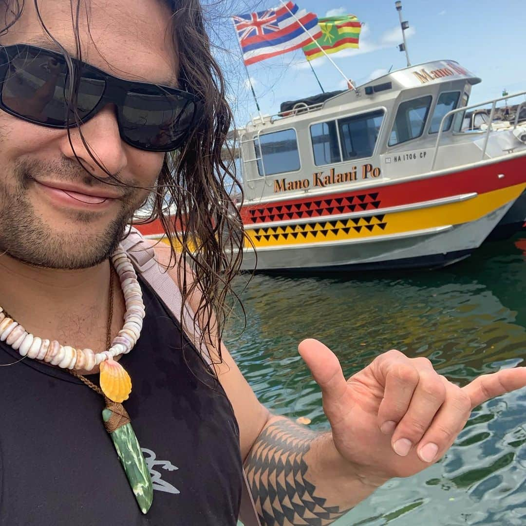 ジェイソン・モモアさんのインスタグラム写真 - (ジェイソン・モモアInstagram)「Swim with sharks.  It was amazing.  My friends started a company @haleiwa_shark_tours We get to swim with my ohana DA MANO. Love sharks. Hanging with @kala_dacaptain @makuarothman @clownin808 @kaimi_kaneholani @_d3mb3r_ @jasonmags_  @i.am.aurelius is making gold cant wait to show u new YouTube episode. Aquaman swimming with Sharks. Just bother @i.am.aurelius cause he likes to take his sweet ass time. 😜😜😜🤣🤣🤣if you are in Haleiwa. Look up @haleiwa_shark_tours  Kala will take you out.  Tell him Aquaman sent you. Aloha j」6月18日 8時25分 - prideofgypsies