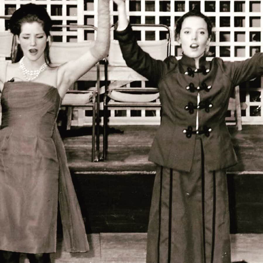 シエンナ・ギロリーさんのインスタグラム写真 - (シエンナ・ギロリーInstagram)「The phenomenally beautiful soul that is Olivia Colman and my armpit hair and I singing Marry The Man from Guys n Dolls about 30 years ago, just sent to me from a friend! WOW! I’d forgotten!!! #yoof #adelaide #jane #leadingwomen」6月18日 8時29分 - guilloryguillorybe