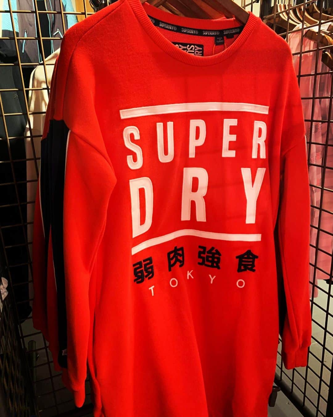 小田飛鳥さんのインスタグラム写真 - (小田飛鳥Instagram)「大好きなSuperdry極度乾燥（しなさい）でショッピングしました♪ 日本には店舗が無いので、沢山買ってしまった、、^ ^✨ 変わった日本語がデザインに入ってる事で有名なイギリス発祥のお店です 弱肉強食、だよね #superdry #ビールも好き #極度乾燥しなさい」6月18日 8時40分 - asuka_oda_0320