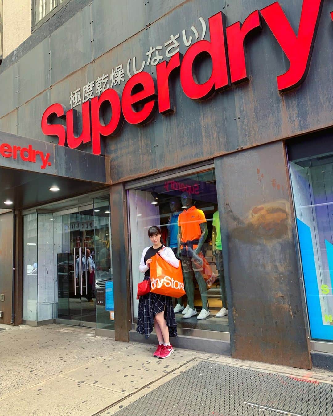 小田飛鳥さんのインスタグラム写真 - (小田飛鳥Instagram)「大好きなSuperdry極度乾燥（しなさい）でショッピングしました♪ 日本には店舗が無いので、沢山買ってしまった、、^ ^✨ 変わった日本語がデザインに入ってる事で有名なイギリス発祥のお店です 弱肉強食、だよね #superdry #ビールも好き #極度乾燥しなさい」6月18日 8時40分 - asuka_oda_0320