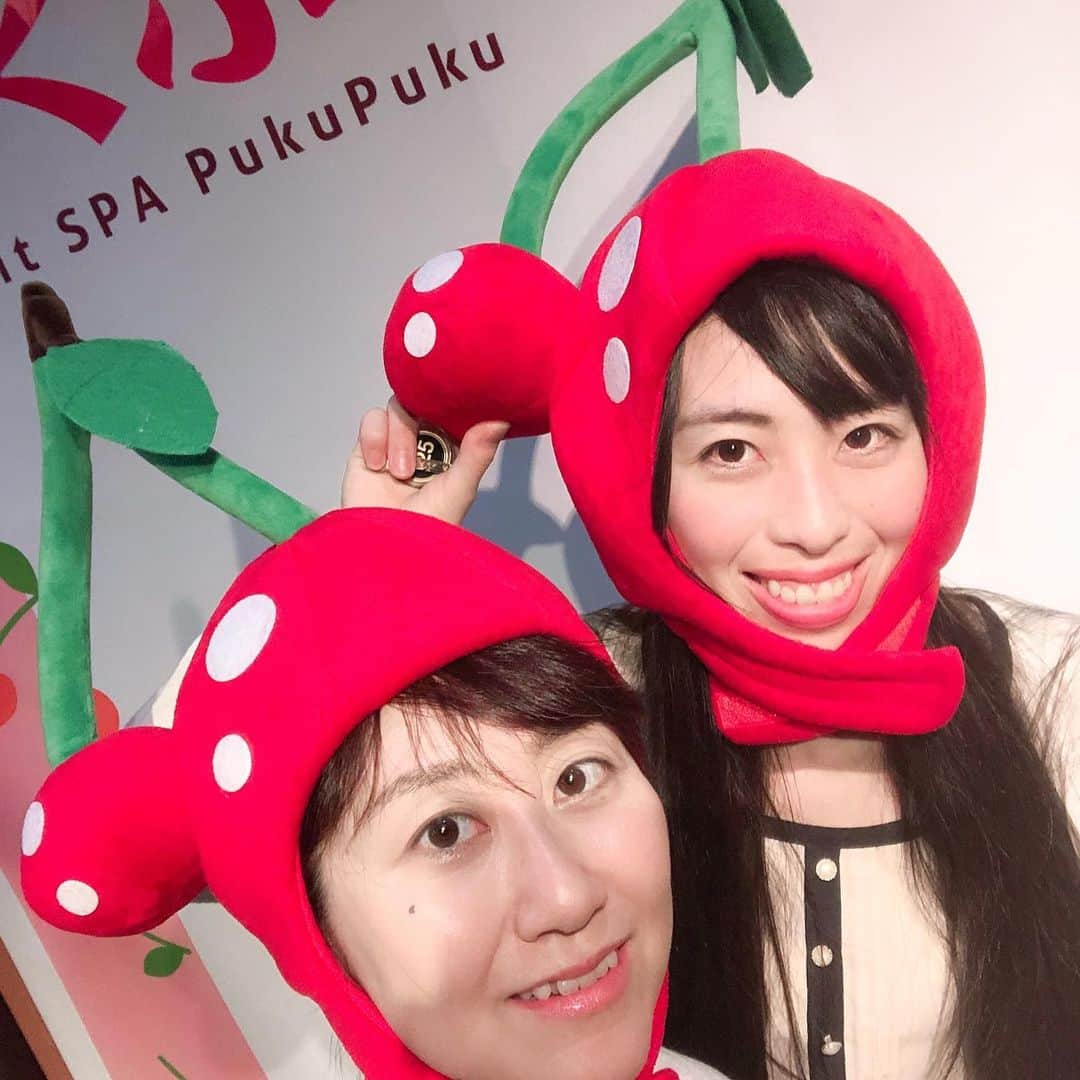 堀井亜生さんのインスタグラム写真 - (堀井亜生Instagram)「ぷくぷくの湯にスタッフと♨️ かわいいお子ちゃまでぎっしりでした。  お風呂から富士山を眺めて、旅行気分。 浮かれて被り物もしちゃいました🍒  私に起こった惨事はこの次…  #フルーツ温泉ぷくぷく  #まだ楽しい」6月18日 8時47分 - aoi_horii