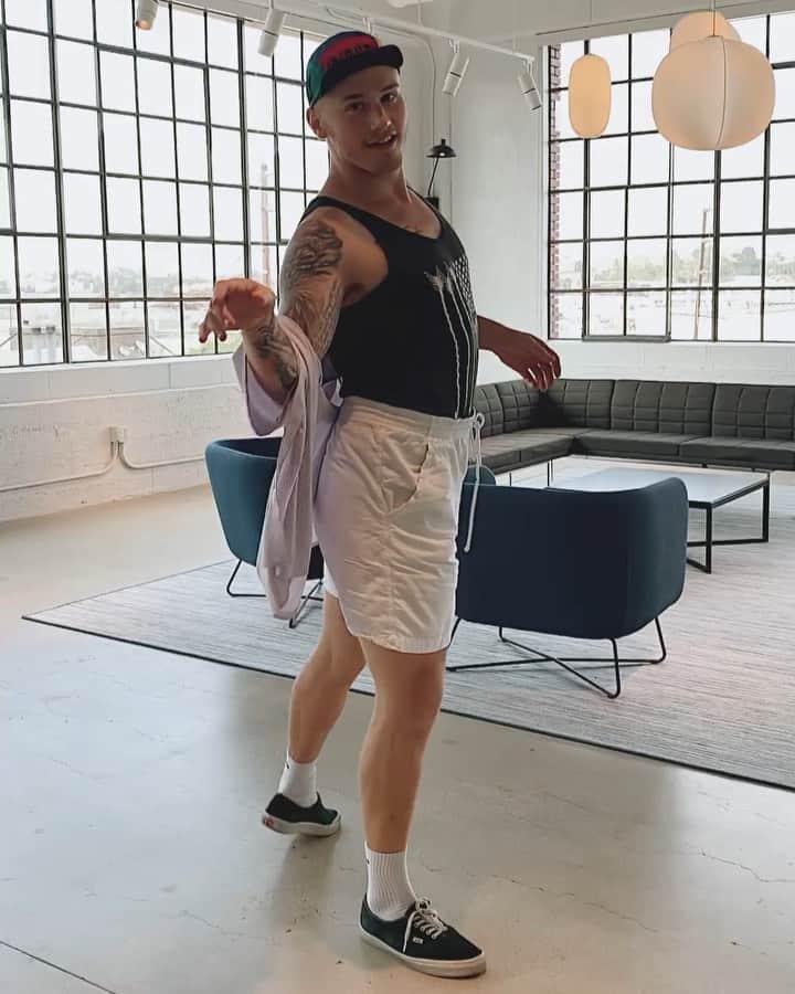 ブランドン・シェイアのインスタグラム：「Looking yummy today so I decided to show you guys some body. What’s your favorite body part, is that a weird question?  Commentary by @imraycheljay」