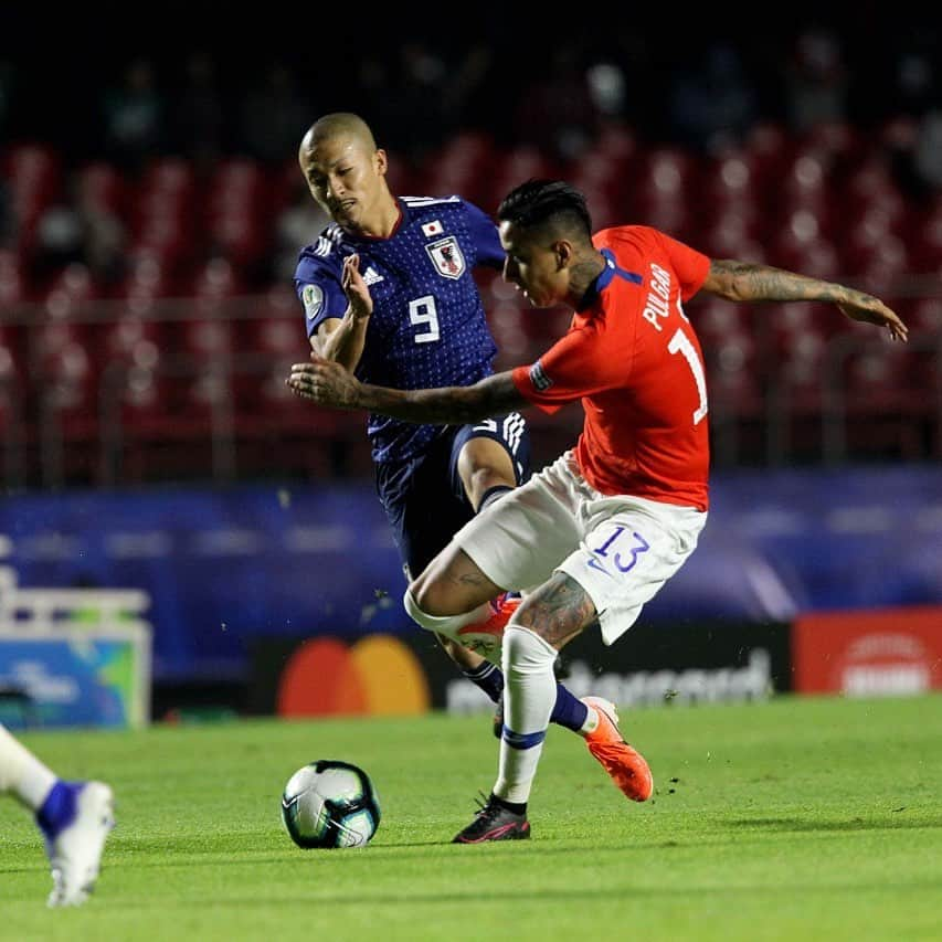 サッカーチリ代表チームさんのインスタグラム写真 - (サッカーチリ代表チームInstagram)「‪¡#VamosChile! 🇨🇱 1-0 🇯🇵 @copaamerica . ‪Con gol de @e5pulgar, nuestros guerreros se van al descanso arriba en el marcador.‬ . ‪👊 ¡A seguir así! ‬」6月18日 8時52分 - laroja