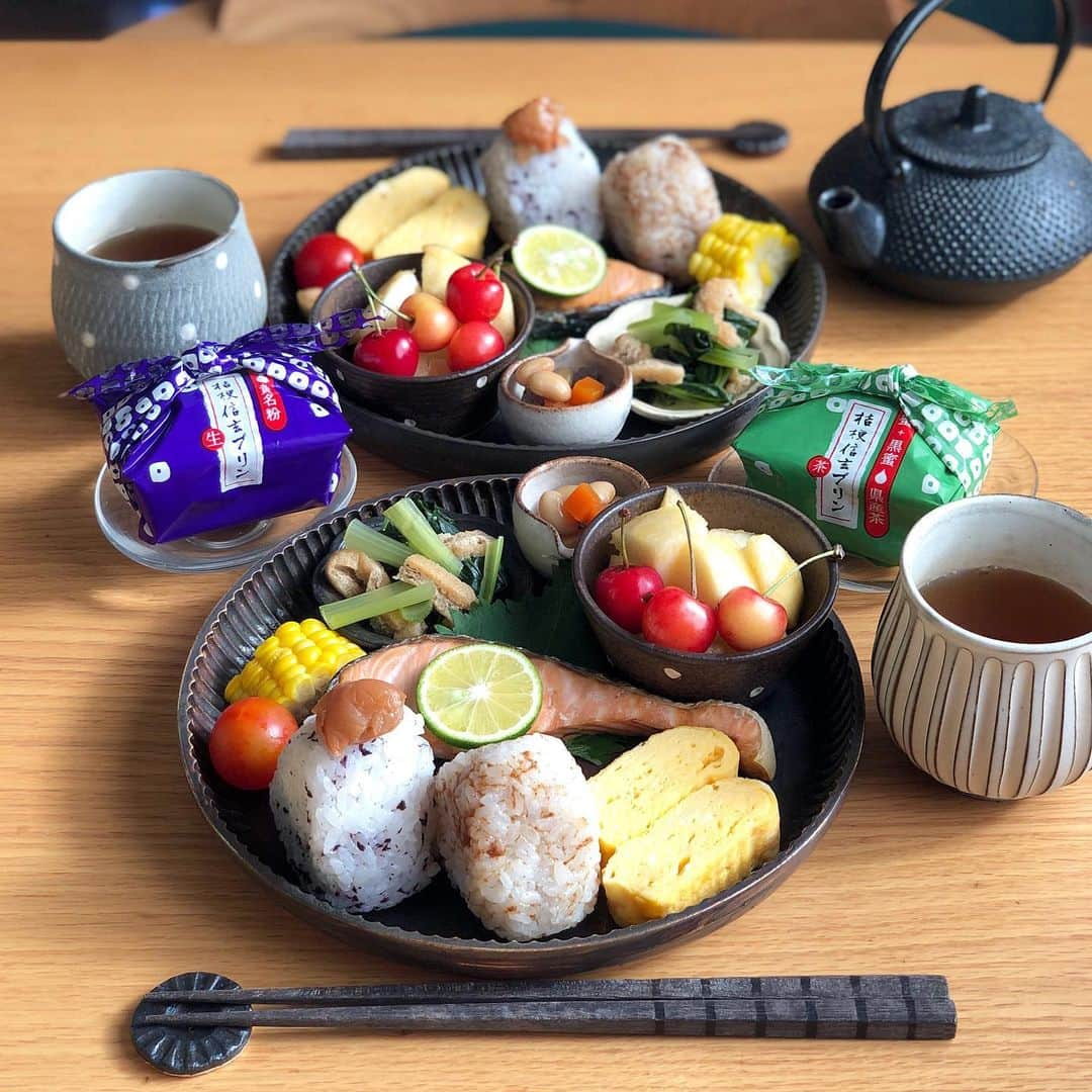 みかさんのインスタグラム写真 - (みかInstagram)「2019.6.19  おはようございます  今日のあさごはんは * ・ゆかり梅干し&おかか山椒おにぎり ・焼き鮭 ・だし巻き玉子 ・小松菜と油揚げの煮浸し ・五目豆 ・とうもろこし ・桃、さくらんぼ ・信玄餅プリン *  今朝は和食〜 おにぎりに鮭に色々おかずで。 朝ラン後は ご飯が美味しすぎて泣けてくる😭  今季お初な桃🍑は 山梨で買って来ました❤︎ 甘くてジューシー。 あと信玄餅プリンなるスイーツも 売られてたので買ってみたら とっても美味しい😋 夏は信玄餅よりプリンかも！ *  朝ラン記録🏃‍♀️ 7.24km38.20min 3日ぶりの朝ラン。 すこぶる快調で7キロ超え 体重も落ちないけど😂 体力もかなりついた気がします。 *  スライド2枚目は 朝時間.jp様よりモニターで いただいた リセッシュ除菌EXフレグランス。  除菌と布製品の 消臭、汗臭の予防をしてくれ なおかつとってもいい香り✨ このフォレストシャワーの香りは 朝にぴったり。 森林浴をイメージでまさに！  ラン後の靴とかカーテンとか 朝からシュッシュとかけてます。 * 「花王株式会社×朝時間.jp」 のモニターコラボ広告企画に参加し、 花王株式会社さまより リセッシュ除菌EXフレグランスを モニタープレゼントしていただきました。 *  #あさごはん#朝ごはん#朝食#和食#おにぎり#和朝食#だし巻き玉子#信玄餅プリン#アトリエキウト#hanasan#breakfast#morning#cooking#japanesefood#igersjp#locari#フーディーテーブル#おうちごはん#おうちごはん記録#おうち和ごはん#おうちごはんlover#リセッシュフレグランス #朝時間モニター#朝美人アンバサダー #朝時間」6月18日 8時52分 - mikasko