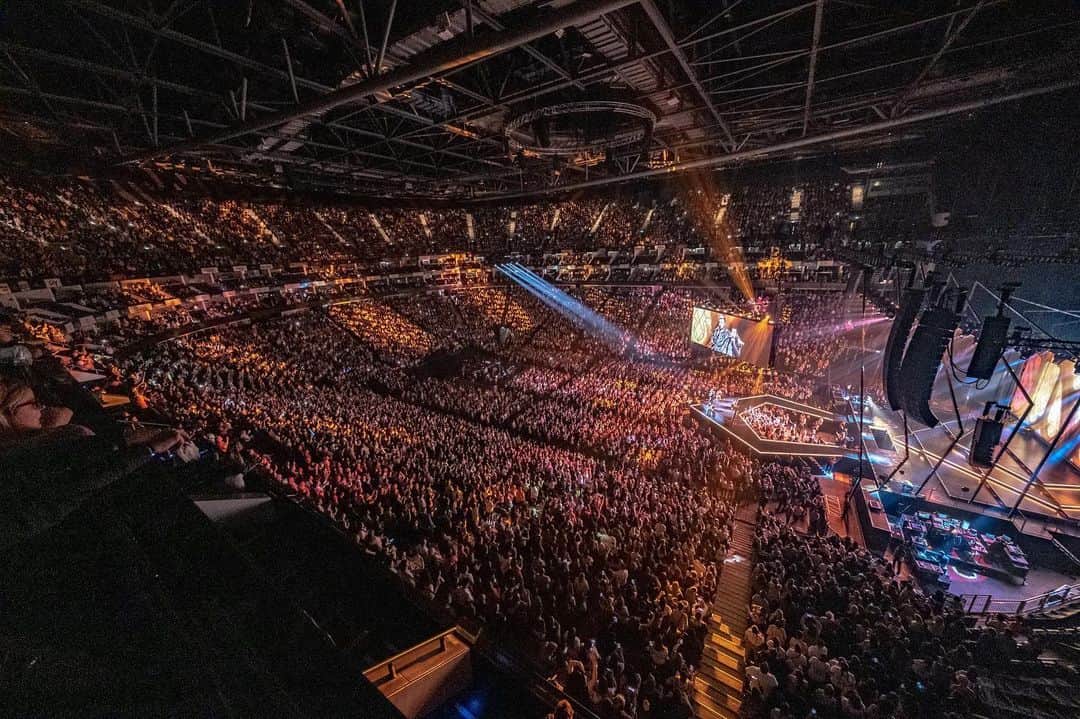 backstreetboysさんのインスタグラム写真 - (backstreetboysInstagram)「Wow London, that was incredible ❤️ see you for round 2 tomorrow! #BSBLDN #DNAWorldTour」6月18日 9時01分 - backstreetboys
