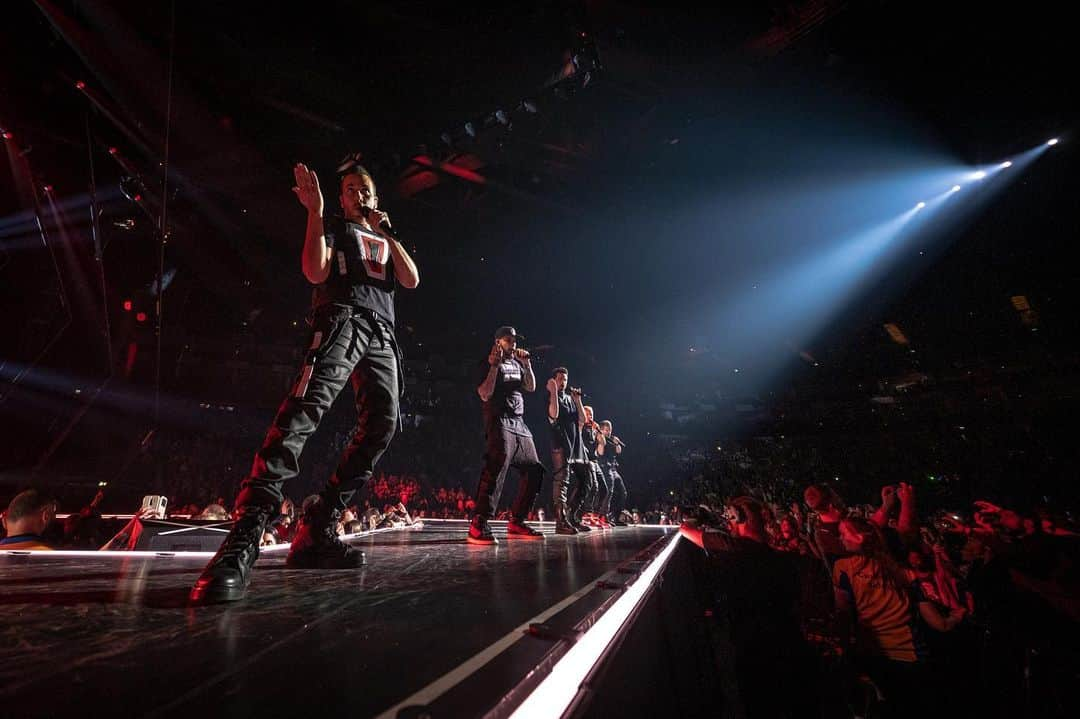 backstreetboysさんのインスタグラム写真 - (backstreetboysInstagram)「Wow London, that was incredible ❤️ see you for round 2 tomorrow! #BSBLDN #DNAWorldTour」6月18日 9時01分 - backstreetboys