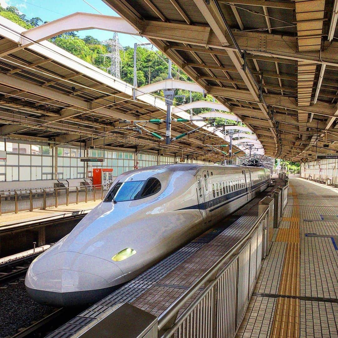 池内万作さんのインスタグラム写真 - (池内万作Instagram)「バイクを一日200円の駅前駐輪場にとめて(ここは神だ)、久しぶりに商店街を歩いて熱海駅へ。 こだまに乗って京都に出発〜。 時間はかかるけど、乗り換えないからね。 移動中にノンビリ台本読んだり文書書いたりできるのがよいのです。 さてさて、お昼ご飯が今から楽しみだw 皆さまも素敵な一日をお過ごしください(｀_´)ゞ #イケウチさまよう #イケウチの出張」6月18日 9時05分 - mandeshita