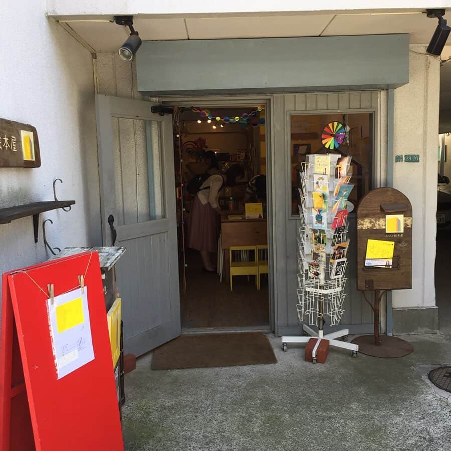大手小町さんのインスタグラム写真 - (大手小町Instagram)「週末の散策でステキな絵本屋さんを見つけました！ニジノ絵本屋 さん。ちょうど絵本「むれ」の原画展をしていました。スイミーを思い出しました。次の週末は、作家さんも来店されるそうです^_^  #otekomachi #大手小町 #都立大学 #むれ #ニジノ絵本屋 @nijinoehonya #ひろたあきら #よしもとクリエイティブエージェンシー #東京散歩 #東京さんぽ」6月18日 9時08分 - otekomachi