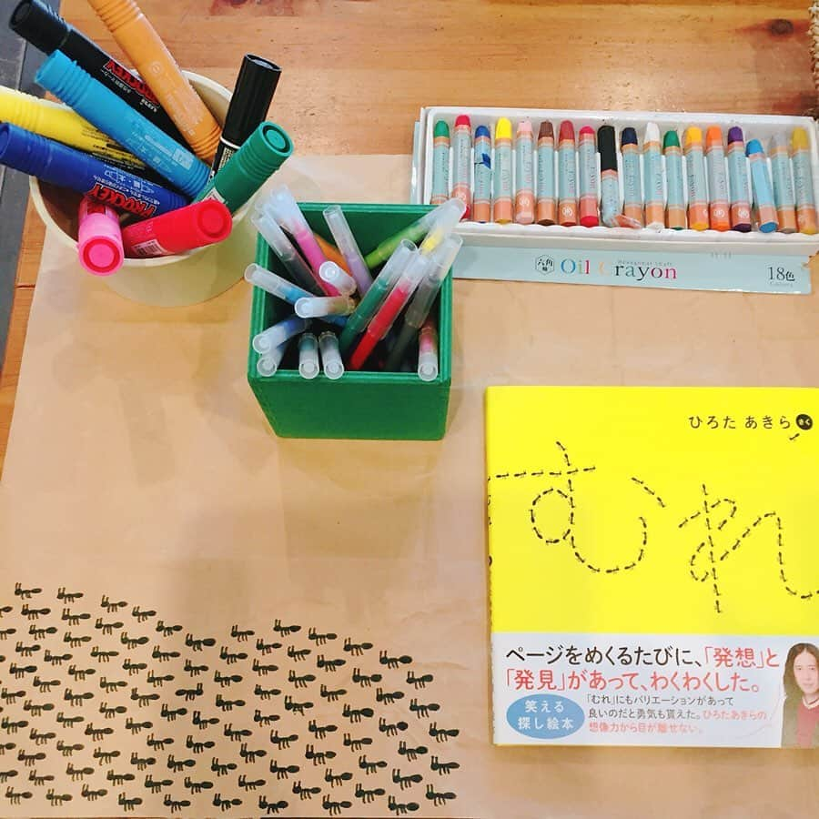 大手小町さんのインスタグラム写真 - (大手小町Instagram)「週末の散策でステキな絵本屋さんを見つけました！ニジノ絵本屋 さん。ちょうど絵本「むれ」の原画展をしていました。スイミーを思い出しました。次の週末は、作家さんも来店されるそうです^_^  #otekomachi #大手小町 #都立大学 #むれ #ニジノ絵本屋 @nijinoehonya #ひろたあきら #よしもとクリエイティブエージェンシー #東京散歩 #東京さんぽ」6月18日 9時08分 - otekomachi