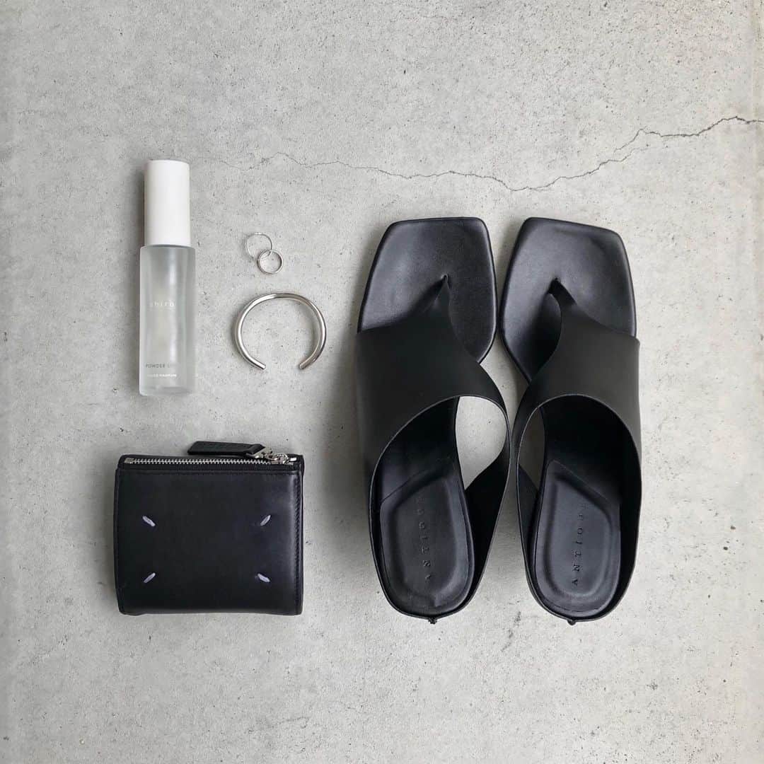 のインスタグラム：「. . お気に入りのサンダル 詳細はblogにて✔︎ . . . #sandals #shiro #maisonmargiela #byoka #newin #instafashion #oneself #kuronekom4」
