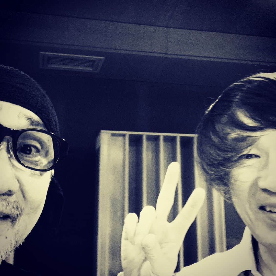 のインスタグラム：「『感情直結型ギタリスト』西川進です！！ 昨日もChageさんのレコーディングでした！！ 感動的な曲でした、、、。 リリ－スが本当に楽しみ！！ ＿＿＿＿＿＿＿＿＿＿＿ ＿＿＿＿＿＿＿＿＿＿＿ 専門学校では、、、 あまりに空が綺麗だったのでパシャリ、、、。 偶然アゲハチョウを見つけたのでパシャリ、、、。 なんと、、、蜜をチューってしているところまで撮れました、、、。 アゲハチョウは、、、幸運を呼ぶらしいです、、、。 みなさまに幸運が舞い降りますように、、、。 ＿＿＿＿＿＿＿＿＿＿＿ ＿＿＿＿＿＿＿＿＿＿＿ そして昨日は、、、 ストロベリームーンでした、、、。 素敵なお月さまでした、、、。 （お月さまの撮影は難しい、、、。） ちなみに、、、レースのカーテン越しだとこうなります、、、。 #空　#雲　#宇宙　#西川進　#ギタリスト　#モッズスタイル　#guitarist #guitar #大事に思う気持ち　#季節を感じていきたい　　#Chage　#ストロベリームーン　#アゲハチョウ　#アゲハ蝶　#幸運　#密　#チュー」