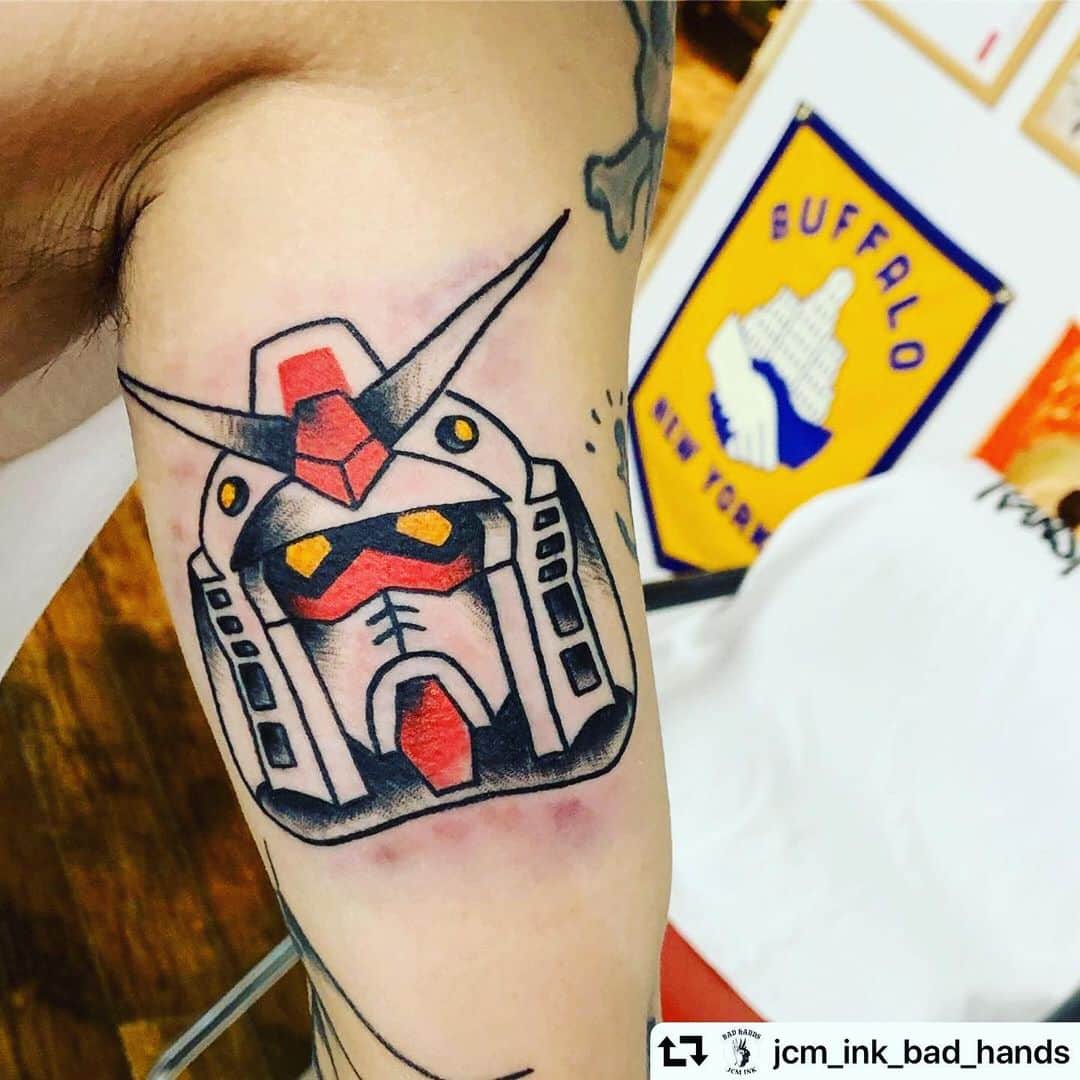 masasucksのインスタグラム：「いつもお世話になってる 神戸のjcm inkさんです🤘🏻 おかげさまでまた一歩、ニュータイプに近づいてしまいました🚀 ・ あーーーすぅ‼️ ・ #jcmink  #badhands  #機動戦士マササックス #機動戦士マササク #repost @jcm_ink_bad_hands ・・・ またまたマサさんことmasasucks氏(fullscratch/thehiatus/radiots/JBAND)に来て頂きました‼️ 今回は機動戦士MASASUCKS‼️ #最速 #fullscratch #thehiatus #radiots #ああーっすぅ」