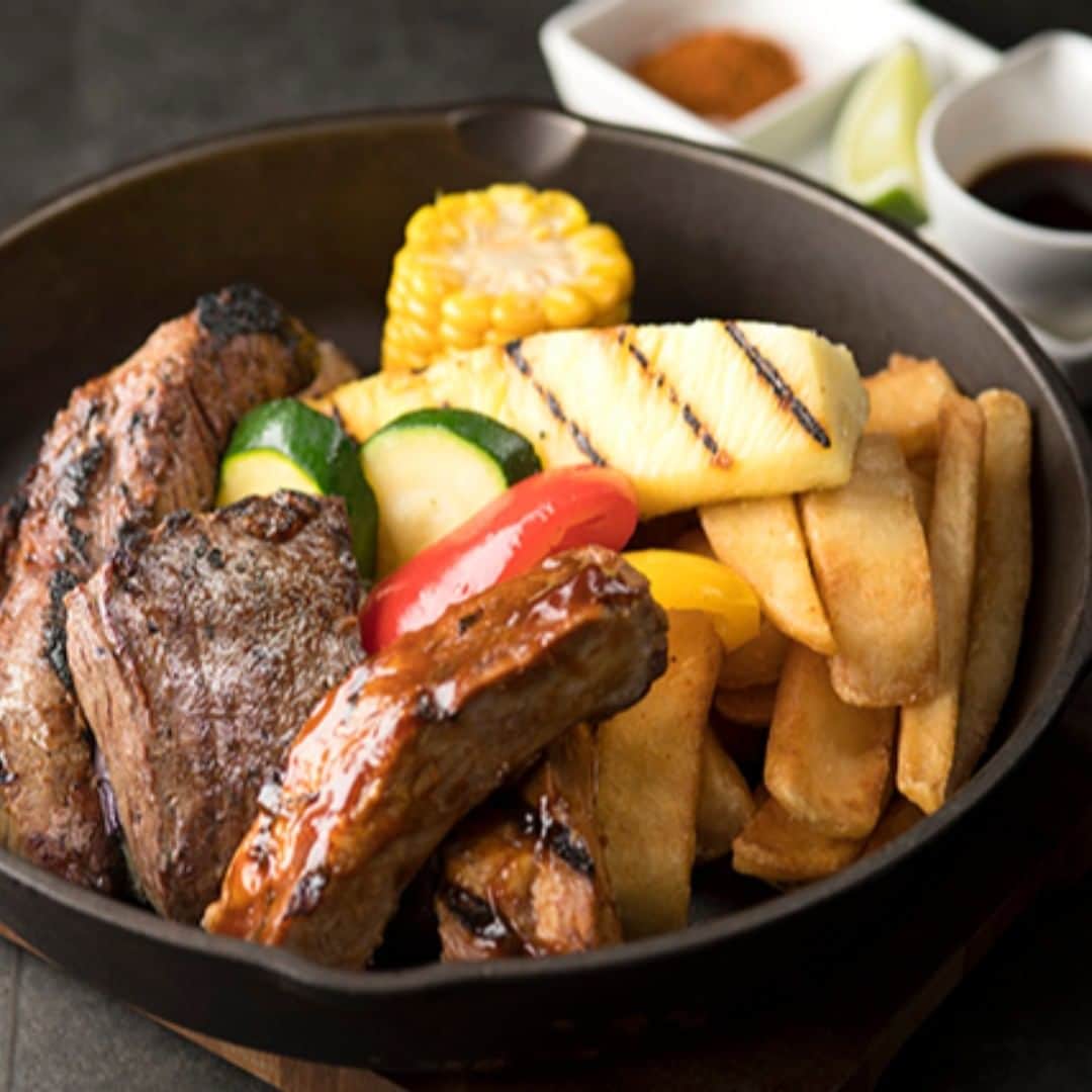 Courtyard by Marriott Tokyoのインスタグラム：「Parrillada grilled on LAVAROCK  Three cuts of meat (outside skirt, back rib and rib finger) are grilled on LAVAROCK, which is the namesake of our restaurant. Enjoy with lime, Cajun spices and special sauces. This voluminous dish is Chef’s most recommended menu item.😋🍴 溶岩石で焼いたパリジャーダ 店名でもあるLAVAROCK（溶岩石）で3種（アウトサイドスカート・バックリブ・リブフィンガー）の肉を焼き上げました。ソースはライム、ケイジャンスパイス、特製グレイビーソースの3つの味をお楽しみください。ボリューム感たっぷりのシェフ一押しのメニューです。🍗😃🍷#tokyogourmet #delicious #instagourmet #tokyorestaurant #美味しいお店 #グリル #テラス #肉 #肉好き #ginza #銀座 #スキレット #cytokyo」