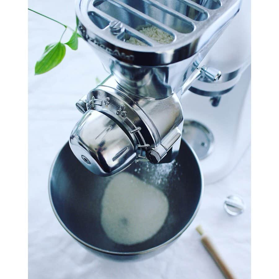 212 KITCHEN STOREさんのインスタグラム写真 - (212 KITCHEN STOREInstagram)「【6/18~23📷KitchenAidキャンペーン】 . キッチンエイドの商品が＂毎週１名様＂(計４名様)に当たるチャンス！ . 今週のプレゼントは、 「9段階変速ハンドミキサー」です🎁✨ . 4種のアクセサリーでクッキー生地、パン生地の攪拌やメレンゲやミルクの泡立てまで可能に！ さらに9段階変速なので、食材に合わせてスピード調節をすることができます。 . ☝応募は簡単☝ ①@212_kitchen_store と @kitchenaidjapan をフォロー ②この投稿、または @kitchenaidjapan @natsuki_717 アカウントの同じ写真投稿に「いいね！」、これだけで応募完了です！  さらに！キャンペーン期間中に、全国の212キッチンストアでキッチンエイド商品をご購入いただいた方には、「100周年限定カップ＆ソーサー」をプレゼント！ レジにてキャンペーンに応募していることをお伝えください。 ---------------------------------------------------- お料理の紹介です♪ . こちらは @natsuki_717 さん作、米粉の天ぷら。  キッチンエイドスタンドミキサーのアタッチメント、グラインミルで作った米粉で作ってくださいました！ グラインミルがあれば米粉をストックする必要はなし！いつでも新鮮な米粉を使ってお料理することができますね♪ . ---------------------------------------------------- ●応募期間 2019年6月18日(火)〜23日(日)23：59まで ※キャンペーン開始時刻は、本アカウントで対象を投稿してからとなります。 ---------------------------------------------------- ●当選発表 応募期間終了後、当選者の方にのみキッチンエイドジャパン @kitchenaidjapan からダイレクトメッセージにてご連絡いたします。 ---------------------------------------------------- [ご注意] ・応募対象は、日本国内に在住の方に限定いたします。 ・アカウント非公開の方は、選考対象外となります。 ・当選の権利はご本人のみ有効で、第三者への譲渡や、賞品の変更等はできません。 ・本キャンペーンの運営を妨げるご投稿はご遠慮ください。 ・キャンペーン応募受付、当選確認に関するお問い合わせは、お答えいたしかねます。 ・抽選内容に関しては、お答えいたしかねます。 ・本キャンペーンは、Instagramが運営・関与するものではありません。 ---------------------------------------------------- #212キッチンストア #212kitchenstore #212k #トゥーワントゥーキッチンストア #キッチンエイド #kitchenaid #kitchenaidjapan #キャンペーン実施中 #インスタキャンペーン #第2弾」6月18日 9時29分 - 212_kitchen_store