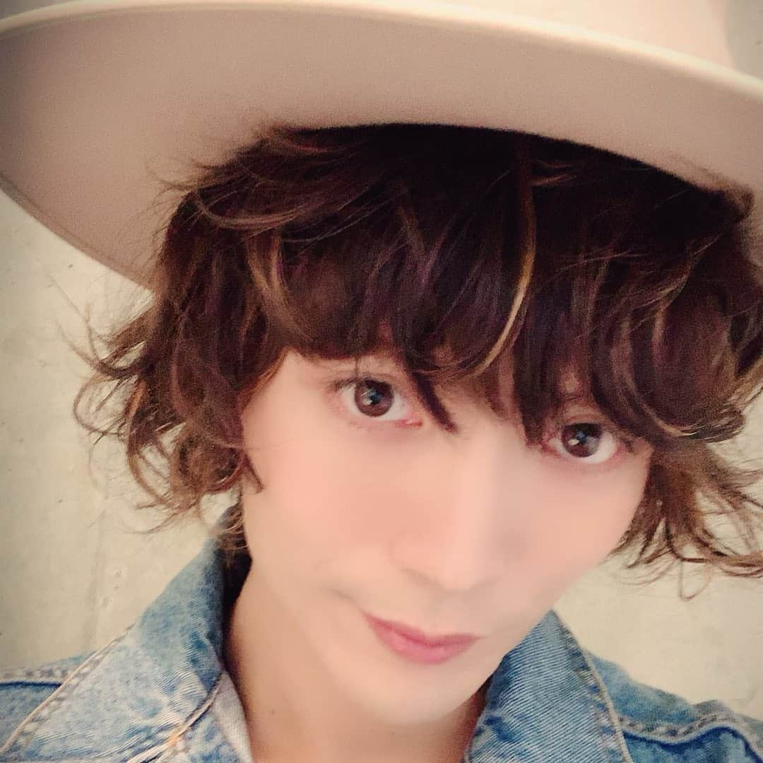 丘山晴己さんのインスタグラム写真 - (丘山晴己Instagram)「やばーい最高のお天気だね🌈☀️✨❤️ きっもちいいいいいいい☀️ メンテナスデーあんどファミリーデーだよーん 今日も皆んなのお仕事&学校＆遊び＆ダラダラぜーんぶにハッピービーム🌈🌟💫💫💫 らぶゆー❤️❤️❤️💕💕🤓 ちなみにグルテンフリー もうそろそろ1カ月目！！！ きゃああああ！たのぴーよ💓🌈 #insta #hat #lackofcolors」6月18日 9時24分 - haruki_kiyama