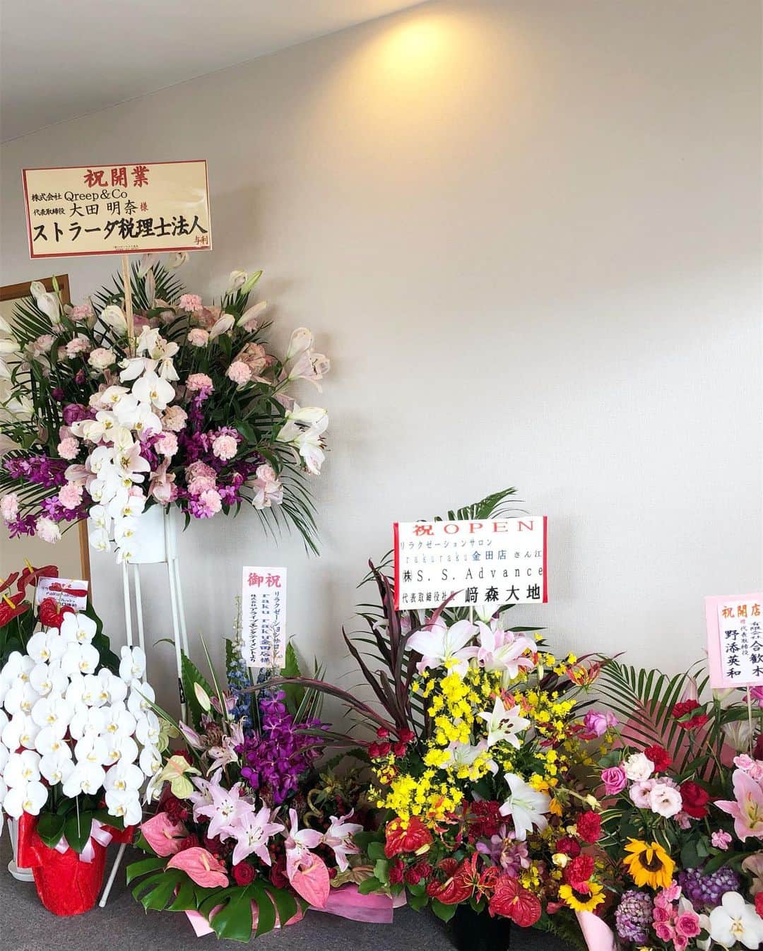 大田明奈さんのインスタグラム写真 - (大田明奈Instagram)「沢山のお花や、お祝いのメッセージありがとうございました‼️ プレオープンから9日が経ちました🙌 いつもせかせか生きてます💦 けど、マッサージされてる時だけは全て忘れてリセット✨ 今日も頑張ります‼️ ほんとに 2店舗目を出せたのは常に進化を止めないスタッフにサポートしてもらえてるからです😊 そして、rakurakuを好きで、ココに来てくれるお客様のおかげです🌿 これからも感謝の気持ちを忘れず、健康と、美容を目指して突き進んでいきます‼️ まずは姿勢がもっと良くならないとやばい💦 後はお酒もほどほどにですね。笑 ・ って事で本日本店は10時オープン！ 金田店は研修の為16時オープン！！ 早めのご予約お待ちしてます😊 📞0986-58-7660(都城駅前店) 📞0986-36-5596(金田店)」6月18日 9時27分 - moreakee