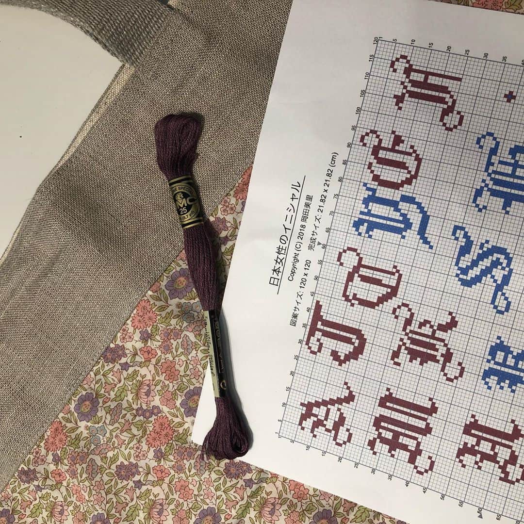 岡田美里さんのインスタグラム写真 - (岡田美里Instagram)「名古屋の皆さまー✨ 【刺繍カフェのお知らせ】です。  銀座三越で人気の、 あのリバティのトートバッグにイニシャル刺繍をします！ 大学のキャンパスで刺繍カフェ☕️🍰 7月20日土曜日 ぜひいらしてください🤣 お申込みはトップ↑のプロフィールのURLから入れますー。 #名古屋 #習い事 #習い事名古屋 #刺繍#クロスステッチ#イニシャル #イニシャル刺繍 #岡田美里に習う刺繍 #岡田美里#愛知県 #名城大学 #カフェ #刺繍カフェ」6月18日 9時33分 - millieokada