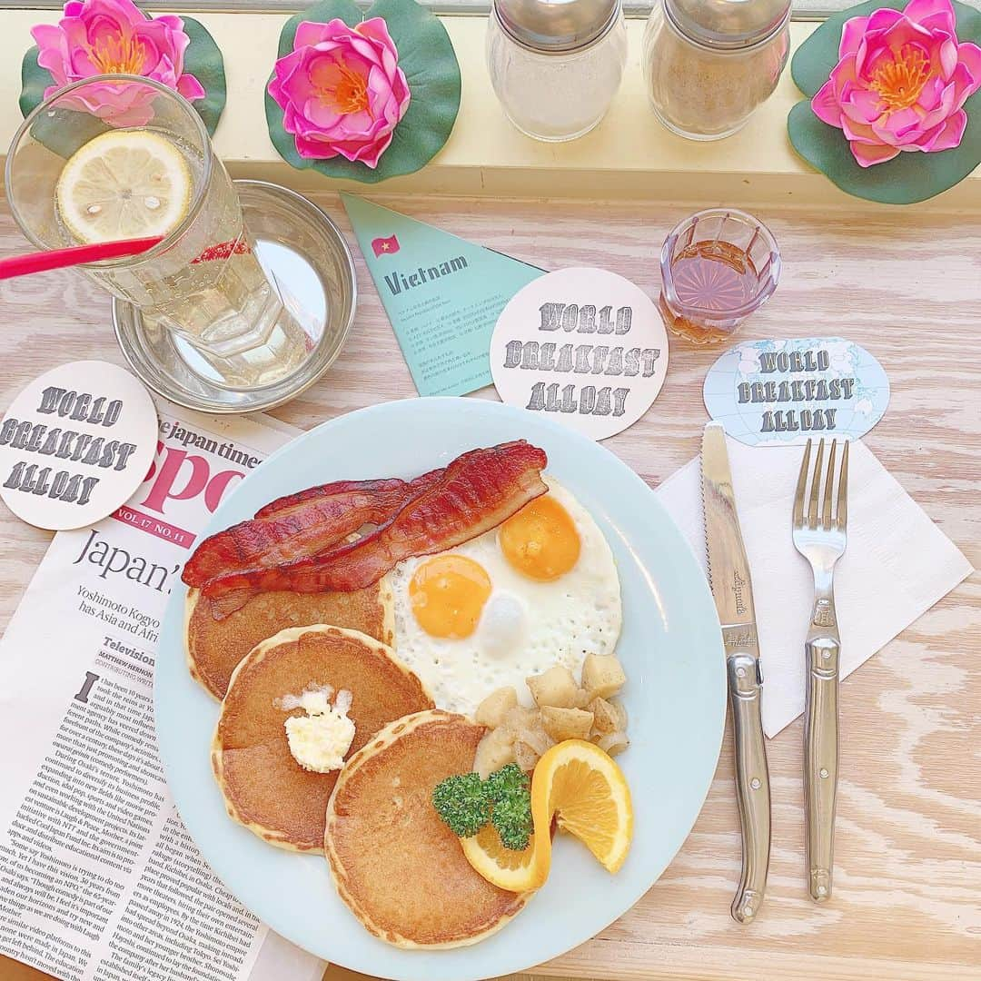 エリンコさんのインスタグラム写真 - (エリンコInstagram)「🍳 * good morning ☀️💕 * 世界の朝ごはんが食べられるカフェ @world_breakfast_allday 🥓🍳 * 今回はアメリカの朝ごはんを選んだよ🥞🥣🇺🇸 ジュースはレモネードにしました🍋 朝活して気分の良いスタート💖 * * #worldbreakfastallday #世界の朝食 #朝ごはん #morning #原宿 #原宿カフェ #明治神宮前カフェ #カフェ巡り #朝活 #cafe #表参道カフェ #アメリカ #アメリカの朝食 #えりんこカフェ巡り #instalove」6月18日 9時34分 - erinko0315