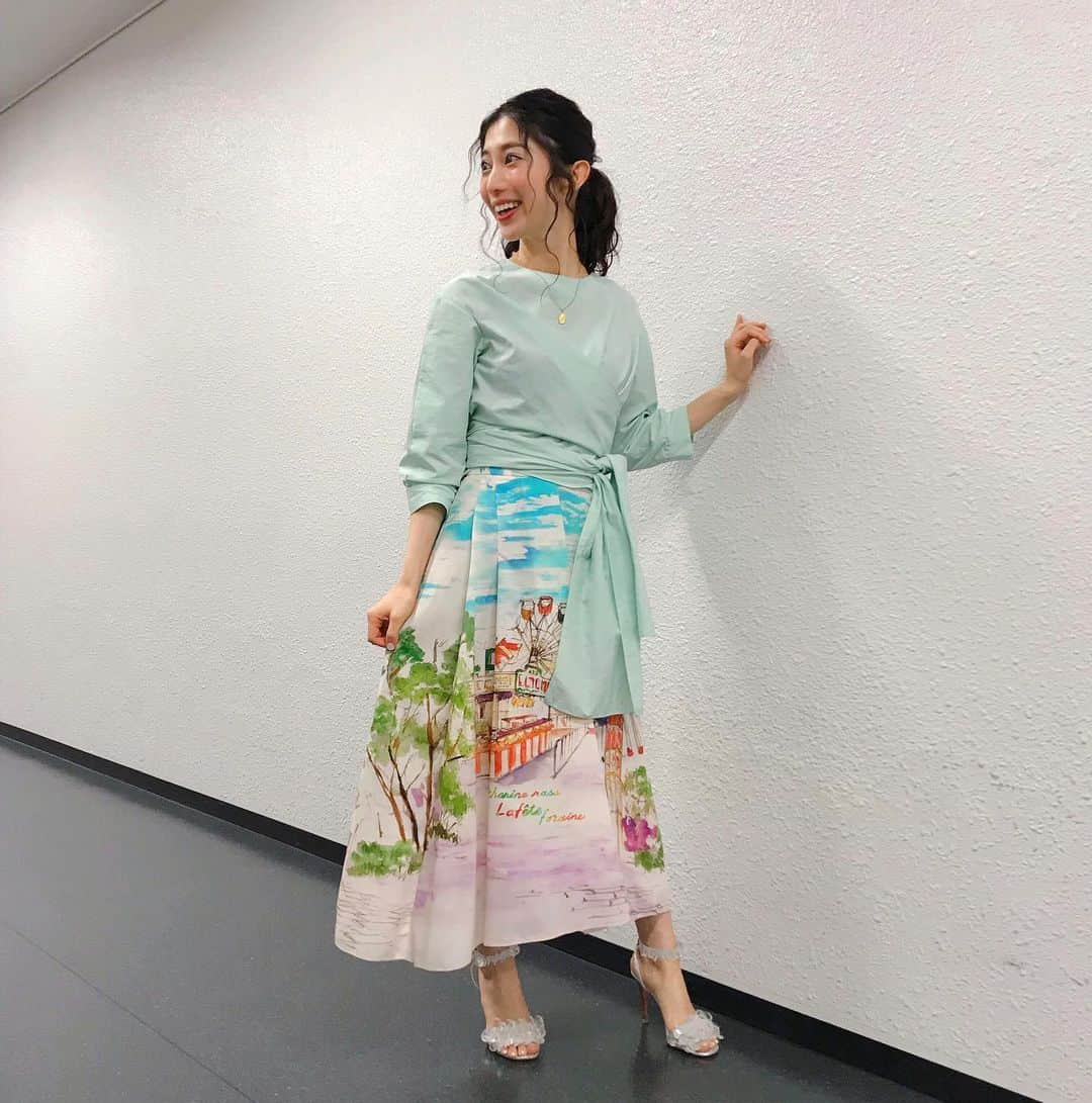 名越涼子さんのインスタグラム写真 - (名越涼子Instagram)「👗 今年のテイルズオブ フェスティバルのテーマは【アート】  衣装はキャンバスに絵を描いたようなスカートをチョイス✌️ ・ ・ トップス @united_tokyo  スカート @katharineross  サンダル @tsurubymarikooikawa ・ ・ 海っぽいブルートーン落ち着く〜🏝 ・ ・ ・ 一一一一一一一一一一一一一一一一一一一一 #衣装#ootd#キャサリンロス#unitedtokyo#tsurubymarikooikawa#イベント#mc#テイルズ#テイフェス#アート#art#game#ゲーム#ゲーム好き#ゲーム女子#blue#青#学年色も青#プリント#観覧車#遊園地#ファンタジー#gamegirl#アニメ#anime#animejapan#155cmコーデ」6月18日 9時40分 - nagoshi_ryo