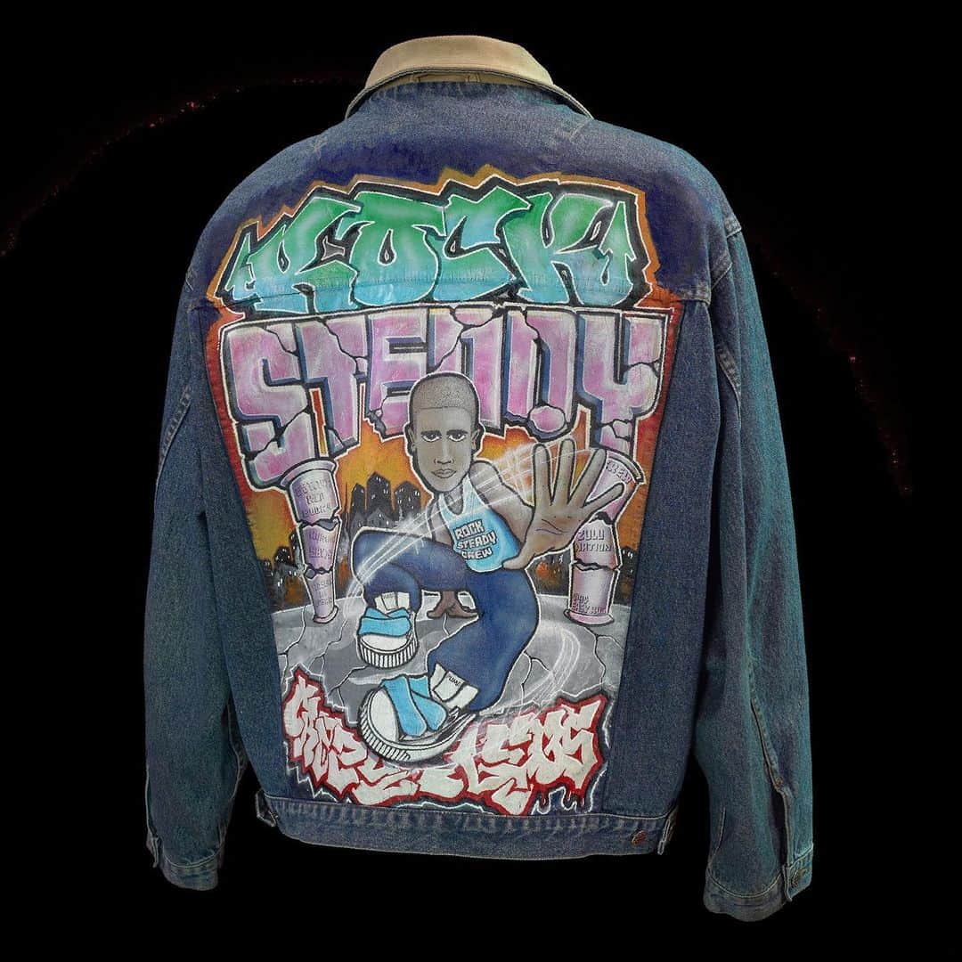 のインスタグラム：「This customized denim jacket was worn by breakdancing pioneer, Crazy Legs (Richard Colón) in the 1980s. His older brother introduced him to the “breaking” style of dancing at the age of nine. In 1979, Crazy Legs became one of the original members of the American "b-boy" and hip hop group, the Rock Steady Crew.  When asked who painted the jacket, Crazy Legs explained “it was Easy Roc, from Rock Steady Crew. Easy Roc is a b-boy from the west coast who has served as a major influence to b-boys and b-girls on the west coast as well as throughout the world, especially in the late 80′s and 90′s.” The names on the pillars are the members of the Rock Steady Crew that passed away: Buck 4, Kiriaki, Shy 147, Dondi, Lil Edgar, Rasean (Kippy D) and Larry Love.  On Saturday June 22, just 5 days away, join us for a day long festival celebrating music and exploring hip-hop history. You can get up close to amazing objects from hip-hop history, like this jacket, which curators will take out of storage to share with you.  To find out more check out: s.si.edu/AmericaNow  #SmithsonianMusic #MusicHistory #HipHop #HipHopHistory #BBoy #Breakdancing #DanceHistory #CostumeHistory #VintageClothing #1980s #AmericaNowSI #SolsticeSaturday  America Now is a three-museum collaboration with the National Portrait Gallery, the National Museum of American History, and the Smithsonian American Art Museum and is made possible by the generous support of the Robert and Arlene Kogod Family Foundation. The Washington Post is the media sponsor of America Now. This year’s America Now is part of the Smithsonian-wide initiatives Solstice Saturday and Year of Music 2019.」