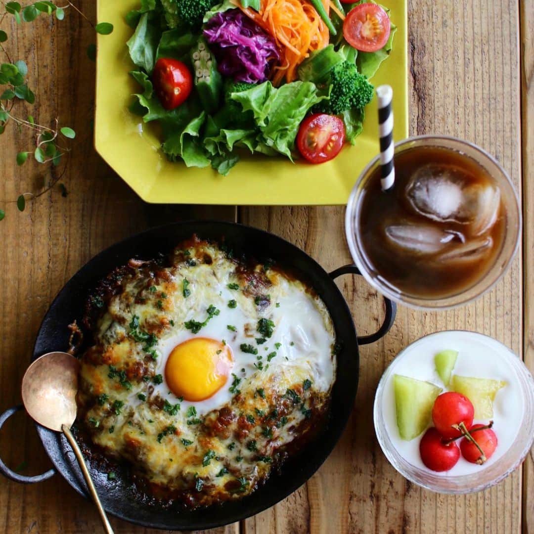 Atsukoさんのインスタグラム写真 - (AtsukoInstagram)「Today's breakfast 2019.06.18 ･ ･ #焼きカレー 色々サラダ メロンとさくらんぼ🍒ヨーグルト カフェオレ ･ ･ 茄子とトマトとコンビーフのカレーで焼きカレー。 罪悪感から、ご飯は発酵玄米😂 チーズと生卵をのせたら、オーブントースターで焼き焼き❤ あー美味しい😋😋」6月18日 9時55分 - sakuracafe001