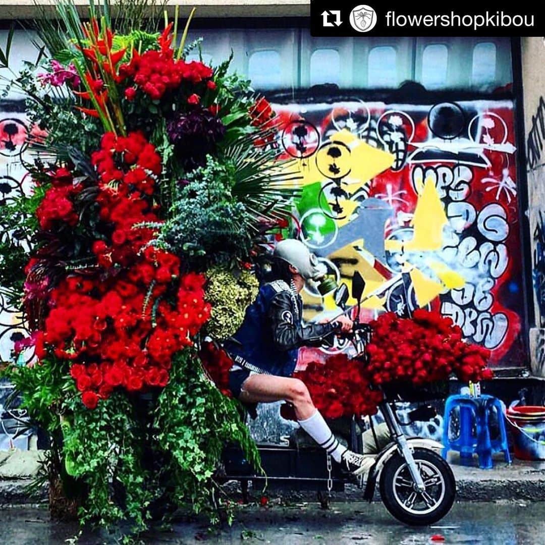 椎木俊介さんのインスタグラム写真 - (椎木俊介Instagram)「#Repost @flowershopkibou with @get_repost ・・・ 4 years has passed since we started this project. We just wanted to make people smile with flowers. Not a big deal, that’s all.  However, we really hope to spread this project to more people, as much as possible in all over the world, as it is still lesser-known. So please everyone, give us your hand to spread it🙏🏻 just re-posting or RT using any kind of your media. Then, we might be able to hear more voices from all over the world who need “Hope” in various occasions, like wedding, funeral, birthday party, or festival, town revitalization…we don’t care about the scale from very personal request to huge festival of their town. We don’t need money. Smile is everything for us....but if you have little room in your heart, it would be great to give us a piece of bread and water😘 Well, then everyone, please share this message with love, smile and guts. Of course we’re welcome from your request as well. We’re ready to go wherever you need “Hope”. 希望プロジェクトは約四年前から始まったんだ。とにかく世界中を花で笑顔にしたくてさ。それだけなのよ。ただ、まだまだこのプロジェクトは誰の目にも止まってないからとにかく世界中の人に知ってもらいたいんだよね！だからみんなの力を借りてバンバン広めて欲しいんだよね！リポストやら何やらどんな手段でもいいからさ！拡散して欲しいんだよね！そしたらさ、これからどんな場所に来て欲しいとかさ、色々なリクエストが聞けていいじゃない！俺たちはどこにでも行くよ、そこに笑顔があればさ。結婚式や葬式、誕生日会みたいに個人的なもんでもいいのよ、町興しや祭りのようなパブリックなもんでももちろん大丈夫！お金は要らない！笑顔が俺たちの全てだから。でも少しゆとりがあるのならパンと水ぐらいは用意してくれると嬉しいな。それじゃ拡散よろしく！愛と笑顔とど根性を込めて！あとみんなのリクエストも待ってるぜ、俺たちは世界中どこにでも行く準備は出来てるからね！  #汚い路地裏 #flowershopkibou #kibou #希望 #kibouproject #flowershop #flower #希望プロジェクト #フラワーショップ #花 #花屋 #花と人 #smile #笑顔  #amkk #amkkproject #笑顔とど根性の花屋 #これは魂の叫び #死にものぐるいの花屋」6月18日 9時53分 - shiinokishunsuke