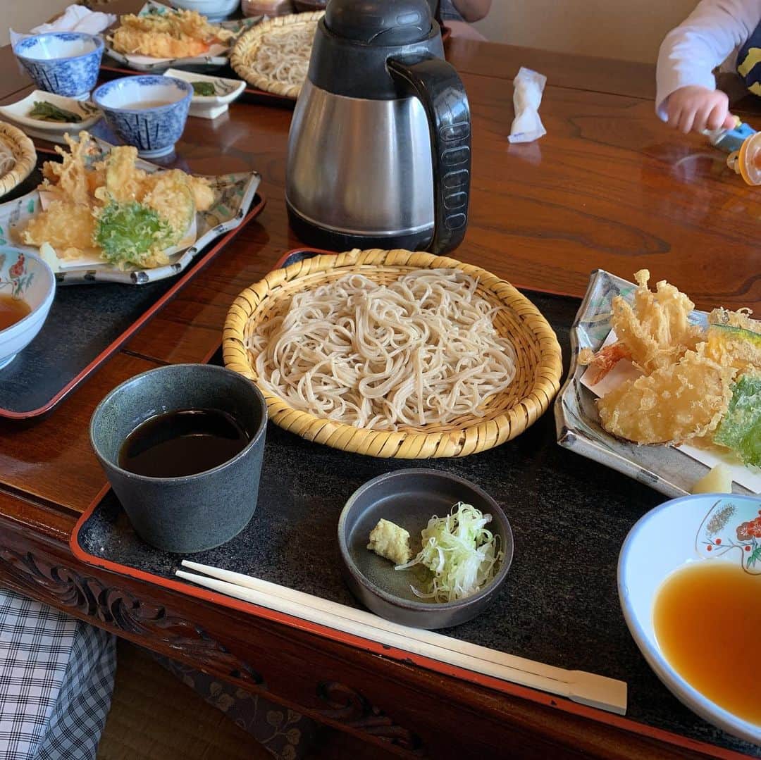 小椿希美のインスタグラム：「・ 友達とのことりっぷは、 久しぶりの軽井沢🚗 ・ テラスハウス大好きな方は、 もしかしたらピンと 来るかもしれません… 軽井沢のお蕎麦屋さん 「冴沙」（ささ） ・ テラスハウスの前シーズン、 軽井沢篇の 住民つーちゃんの お父さんがやっている お蕎麦屋さんです。 私は、副音声テラスハウスと山チャンネルのヘビーウォッチャー👀 しかも大好きな長野県が舞台の 軽井沢篇✨ 長野県に住んでいた時は、 行ったことがなかったお蕎麦屋さん なので、 勝手に旅行の中に 組み込みました。 お友達たち、付き合ってくれて ありがとう😂✨ なんでも、面白がって 付き合ってくれて 面白いものも運んできて 巻き込んでくれる 大好きな方々です♡ ・ つーちゃん父の打つお蕎麦。 とっても美味しかったです😊 ・ #軽井沢#軽井沢そば#冴沙#ささ #テラスハウス軽井沢篇 #テラスハウス#つーちゃん #信州そば#大好き長野県」