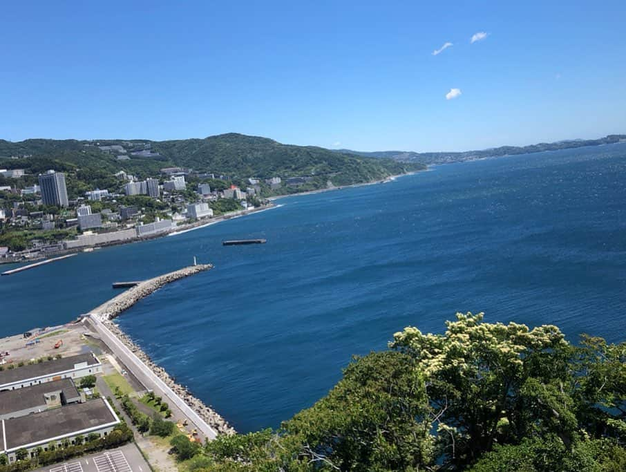 中川愛海さんのインスタグラム写真 - (中川愛海Instagram)「vol.5☆ 朝7時ホテル館内放送がピンポンパンポンとなり「朝8時船を出航する便以外は欠航となります」え？！飛び起きダッシュで温泉！ダッシュ！温泉は♨️入りたいからとにかくダッシュ！ そして支度し7時半のバスに飛び乗り初島をバタバタと出航！こんなに天気良いのに… 朝9時前には熱海港着！どうする？朝食？！ 現在地からで検索！まさかの気になってチェックしていた漁師飯が近いではないか。と歩いて2分！ 到着！ 最高に良い店！やっぱ飲むよねーw 結果オーライ！ 念願のイカ刺しも食べられみんな朝から飲みモードに入りました！ そして9時からオープンしている「秘宝館」が目の前なのでみんなで行ってきた！ 私人生初の秘宝館でした！ 楽しかったしみんなで行くと面白い絵面でしたw 天気良いし最高の景色！ @ami_nakagawa_  @mio.gray  #中川愛海 #一日一回カンパイ #初島 #熱海港 #中川愛海 #恵比寿大人の遠足 #恵比寿大人の修学旅行 #秘宝館 #第一富士丸食堂」6月18日 10時00分 - ami_nakagawa_