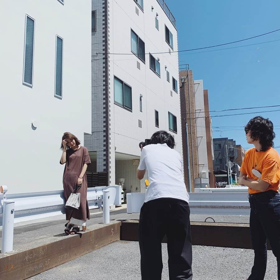 猪鼻ちひろさんのインスタグラム写真 - (猪鼻ちひろInstagram)「off shot × 10📸 【明日20時販売開始！】 何回かに分けようか悩んだわたしですが 全部まとめてドーン☺️ 色んなヘアメイク、スタイリング、、、 全部フィルムで撮るドキドキ感。 本当に、楽しかった。  みんなはどれがすき？  Special thanks! 💄 @_yukariyamamoto_ 🎞 @yudaihayakawa 👖 @tomoka_matsui90 💍 @from_chiro  #たのしい #かわいい #撮影でした #気付かないうちにオフショット撮ってくれる優しさ #好きなひとが増えた #全部まとめてフォローしちゃって♡」6月18日 10時19分 - inohanachihiro