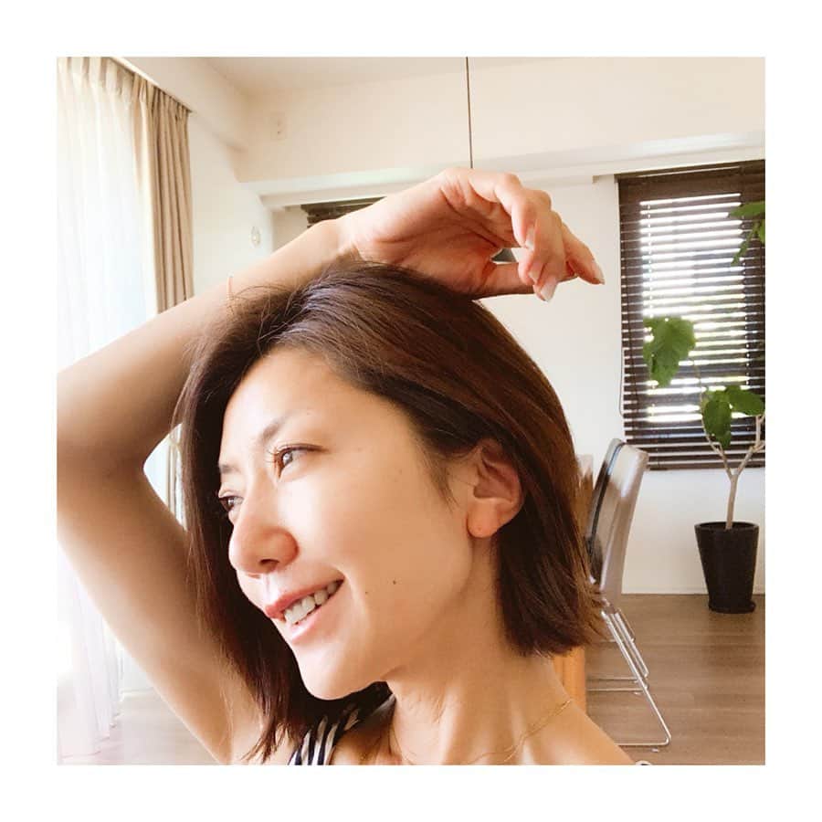 坂田陽子さんのインスタグラム写真 - (坂田陽子Instagram)「40代からは肌よりも髪‼️と言われるくらい、髪の艶やハリ、コシ等の為のお手入れはアンチエイジングに欠かせないと分かっていても、超面倒くさがりな性格上中々そこまで手が回らず、つい美容室にご無沙汰してしまう。。 とは言え、クセの強い私の髪にとって うねうねや広がりなど そうも言ってられない 悩み多き梅雨時季。。 ・ えぇーい、面倒だから一つにまとめちゃえっ‼️ 的な対処をしてたけど 今回は @elilume10 の和野さんにお願いしてトリートメント&カットに加えてストレートパーマで乗り切る事に。 ・ 切りっぱなしのボブなので 手ぐしでブローするだけで自然と襟足の髪は外ハネに。動きと軽さが出る上にめちゃくちゃ簡単！ もう、すっごく楽😆😆 寝起きでもオイルだけつけてすぐ出かけられる笑笑（顔は別として） #眉毛どこ行った ・ @o.i.l.farmacy の #ホホバオイル #ピュアジェイオイル は 顔、髪、身体全てに使えて潤いを与えてくれ、しかも時短！ 旅先にもこれ一本で何役もこなしてくれるから重宝してます😆」6月18日 10時20分 - yokosakata