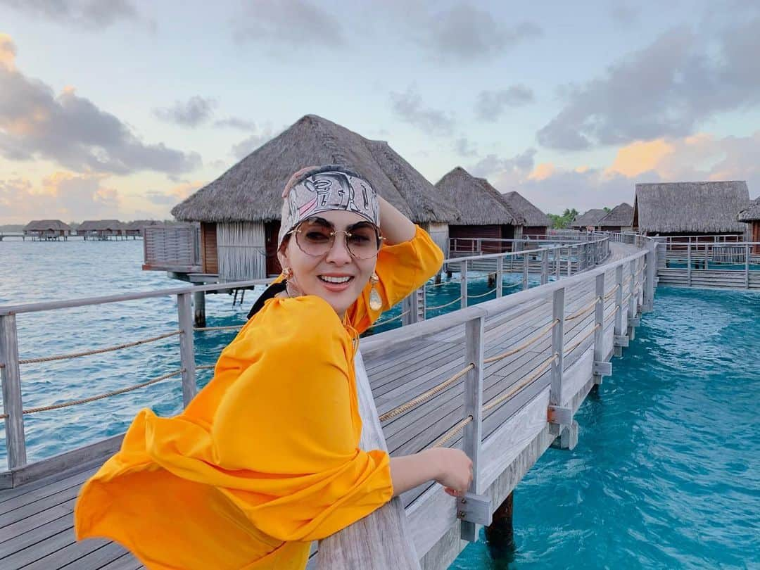 Syahriniさんのインスタグラム写真 - (SyahriniInstagram)「• Happiest Place On Earth, With Her Happy Face,  ALHAMDULILLAH !  _______\\\_______  #PrincesSyahrini #BoraBora #June2019 #SummerBreak #HoneymoonLyfe」6月18日 10時20分 - princessyahrini