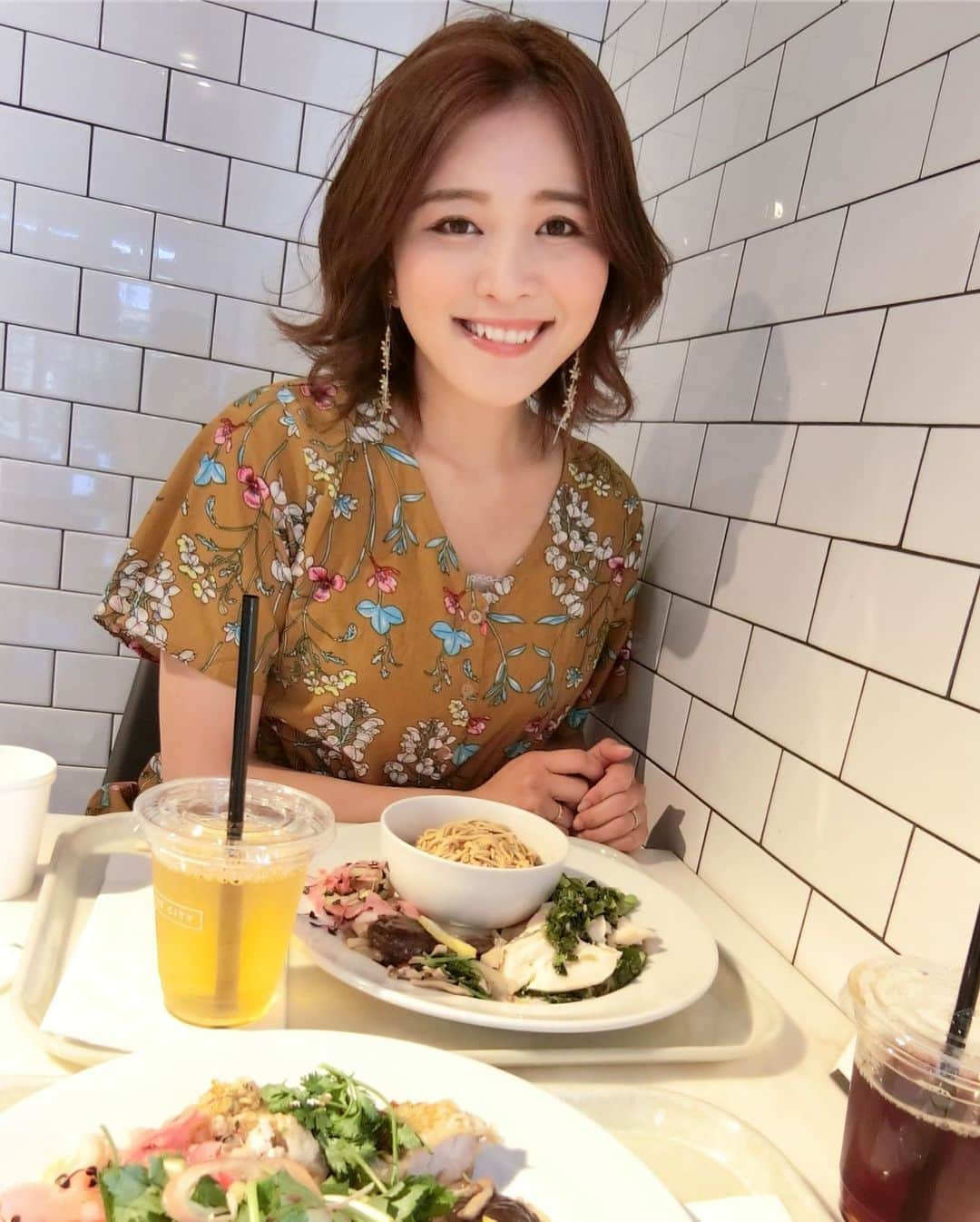 東紗友美さんのインスタグラム写真 - (東紗友美Instagram)「先週から離乳食が始まりました😁✨バタバタになりつつも、美味しく食べる様子にほっこり。 かわいー！おいしーねー！と連呼しながら過ごしてます😊🥄 ・ ・ 産後はザッとオールバックにしたくて前髪を伸ばしているのですが、あと少しでセンターパートが完成する！ @yusuke.hoshino.1105  いつも素敵にしてくださってありがとうございます😁✨ そうそう！ 私の通っている美容室は広めの個室があり、子連れもオーケー❣️ ママにも優しいです🤱✨ #アネッロ #anello #美容院 #女の子ママ #0歳5ヶ月 #表参道 #センターパーツ #haircare」6月18日 10時20分 - higashisayumi