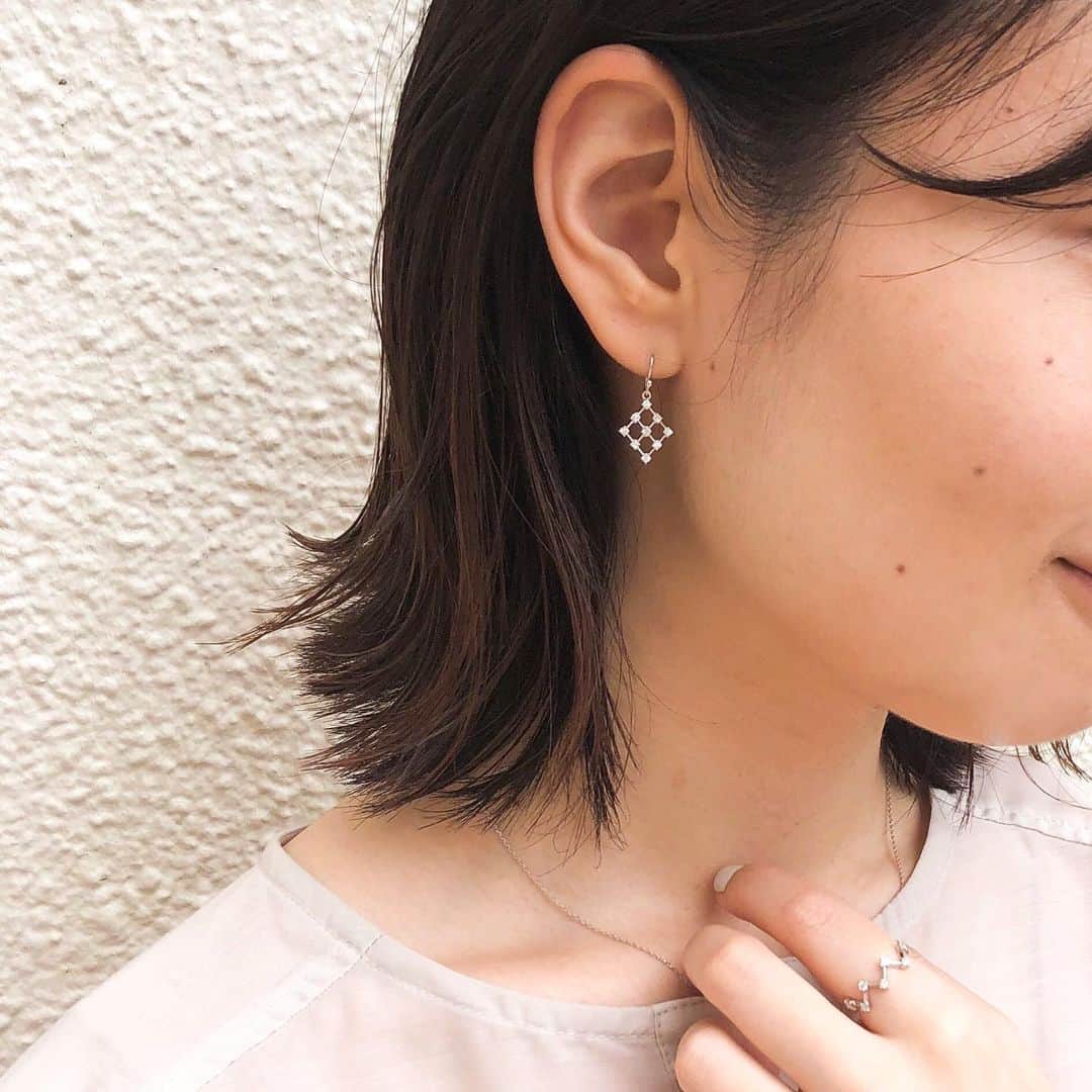 のインスタグラム：「《Pick Up》﻿ - Twinkling﻿ ﻿ 夜空に瞬く星のように﻿ ダイヤモンドを散りばめた贅沢なデザイン。﻿ ﻿ 繊細なレースを思わせる透かし柄は、﻿ カジュアルな装いに合わせても上品な仕上がりに。﻿ ﻿ ※こちらは一部ショップのみのお取り扱いとなります。﻿ ﻿ #ete #エテ #Pickup﻿ #Twinkling」