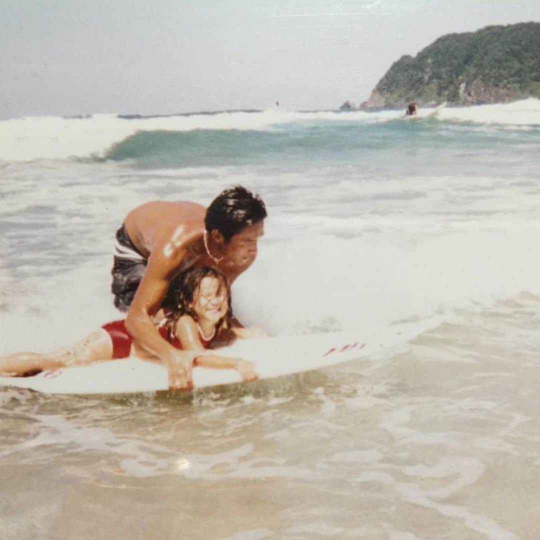 野呂玲花さんのインスタグラム写真 - (野呂玲花Instagram)「Me first surfing with my Papa❤️ @takayukinoro  これ以来やらず、中学生なってからサーフィン始めた」6月18日 10時24分 - reikanoro
