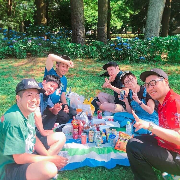 てっぺいさんのインスタグラム写真 - (てっぺいInstagram)「昨日は同期の江戸川キャデラックの水牛の誕生日会。 代々木公園で自由参加の新しいスタイル。 怪獣の坂口ちゃん、うるとらブギーズ、スーパーニュウニュウの大将くん、モグライダーともしげくん、夫婦の時間のお二人、水牛の奥さんが駆けつけてくれてました。 ステキな誕生日会！」6月18日 10時39分 - nice_teppee