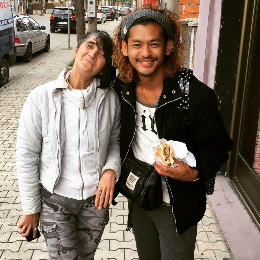 のインスタグラム：「#セルビア 🇷🇸 で謎の2ショット📸 詳しくはBLOGで✍️ プロフィールから飛べますー！！🙋‍♂️ #serbia  #美女 #旅 #旅人 #世界一周 #trip #traveler #travel  #世界 #world #絶景 #カメラマン  #1人旅 #世界一周 #photographer #backpacker #japanese  #世界遺産 #worldheritage #あいのり #ヨーロッパ #東ヨーロッパ」