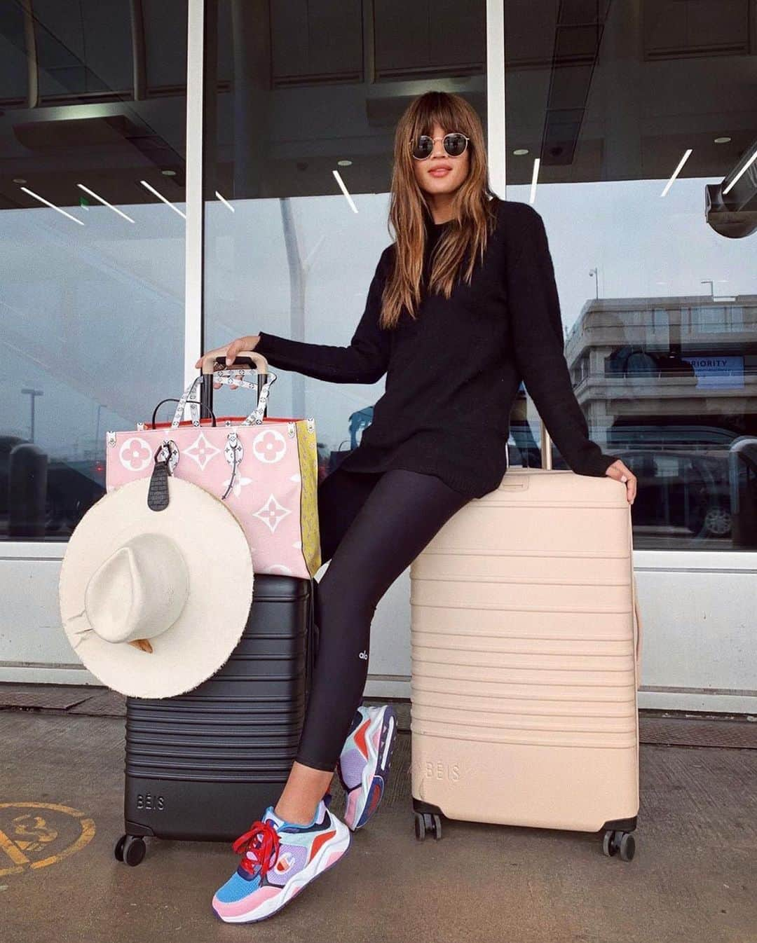 シェイ・ミッチェルさんのインスタグラム写真 - (シェイ・ミッチェルInstagram)「Miss @rocky_barnes with her new @beis luggage looking realllll good 👌🏽!!!」6月18日 10時33分 - shaymitchell