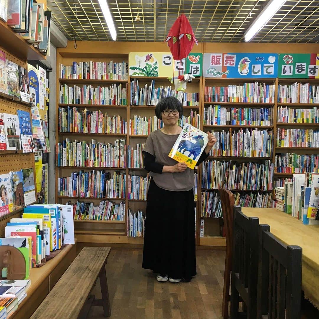 偕成社さんのインスタグラム写真 - (偕成社Instagram)「【こどもの本屋さんにいこう！】全国の児童書専門店の店主の方に、お店の紹介から本のえらびかた、近所のおすすめスポットまで教えてもらう連載、第6回目。  今回は、兵庫県加古川市「子どもの本 ジオジオ」。 長く枝を伸ばした木々の葉に隠れるように在る扉に書かれた赤い「ジオジオ 子どもの本」の文字。  きっとここに運命の一冊があるに違いない！そう思わせてくれるような素敵な外観のおみせです。  お話を伺ったのは現店主の江草ミス子さん。本と子どもが大好きだったという故・元治さんとともにはじめて、この地で30年以上の歴史のあるお店です。  くわしい記事は @kaiseisha_pr のリンク先の最新記事からご覧ください！  #偕成社 #ジオジオ #子どもの本ジオジオ #子どもの本専門店 #児童書専門店 #子どもとおでかけ #こどものいる暮らし #こどもとおでかけ #加古川市 #兵庫県 #本屋 #本屋好き #書店」6月18日 10時37分 - kaiseisha_pr