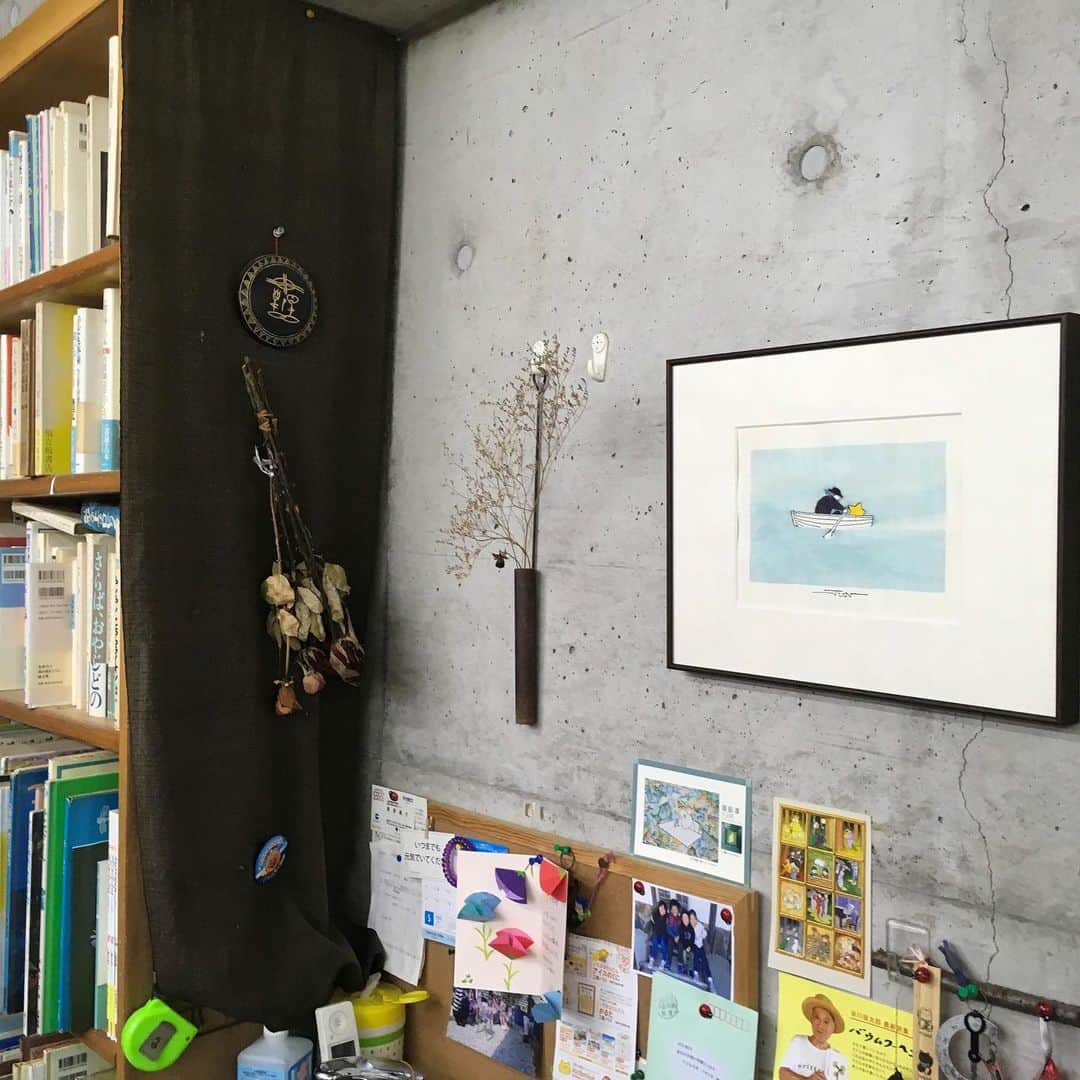 偕成社さんのインスタグラム写真 - (偕成社Instagram)「【こどもの本屋さんにいこう！】全国の児童書専門店の店主の方に、お店の紹介から本のえらびかた、近所のおすすめスポットまで教えてもらう連載、第6回目。  今回は、兵庫県加古川市「子どもの本 ジオジオ」。 長く枝を伸ばした木々の葉に隠れるように在る扉に書かれた赤い「ジオジオ 子どもの本」の文字。  きっとここに運命の一冊があるに違いない！そう思わせてくれるような素敵な外観のおみせです。  お話を伺ったのは現店主の江草ミス子さん。本と子どもが大好きだったという故・元治さんとともにはじめて、この地で30年以上の歴史のあるお店です。  くわしい記事は @kaiseisha_pr のリンク先の最新記事からご覧ください！  #偕成社 #ジオジオ #子どもの本ジオジオ #子どもの本専門店 #児童書専門店 #子どもとおでかけ #こどものいる暮らし #こどもとおでかけ #加古川市 #兵庫県 #本屋 #本屋好き #書店」6月18日 10時37分 - kaiseisha_pr