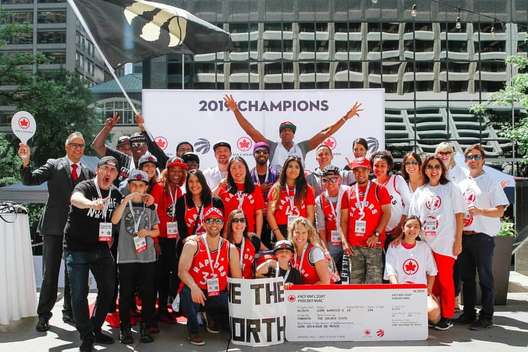 AIR CANADAさんのインスタグラム写真 - (AIR CANADAInstagram)「The Toronto Raptors have made history becoming Champions for the 1st time in franchise history. To celebrate this momentous win and to cheer on the @raptors one final time this season, we hosted a VIP viewing party for the 2019 Championship Parade! Take a look at our Instagram Stories for a peek behind the scenes. #WeTheNorth #FlyTheFlag #ACFanFlight . . Les Raptors de Toronto ont marqué l’histoire en devenant Champions pour la 1e fois de leur histoire. Afin de célébrer et les encourager une dernière fois cette saison, nous avons tenu une fête exclusive pour regarder la parade 2019! Jetez un coup d’oeil à nos Instagram Stories pour un aperçu des coulisses #HautLeDrapeau #voldefanAC」6月18日 10時44分 - aircanada