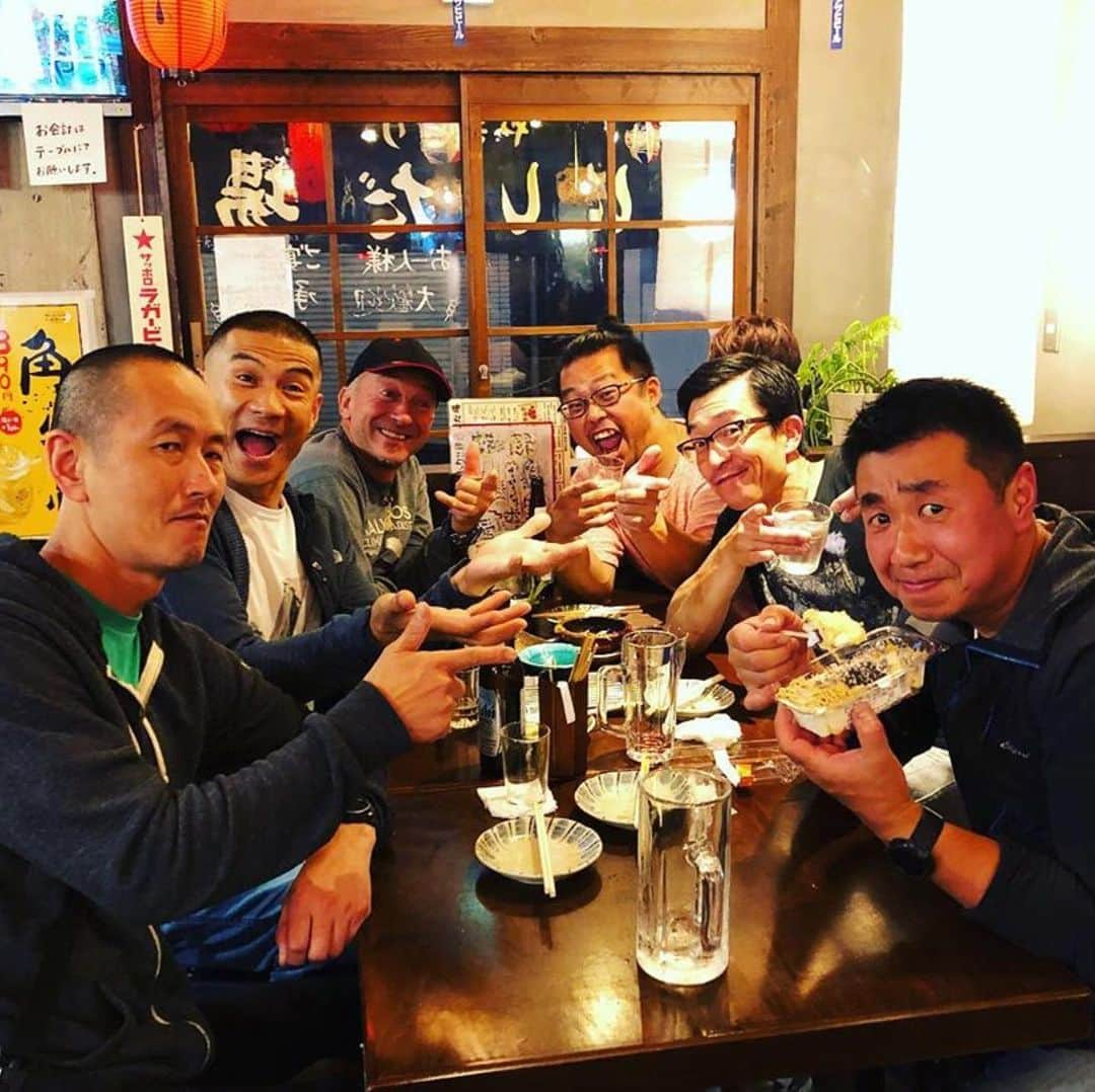 平山ユージさんのインスタグラム写真 - (平山ユージInstagram)「先日、埼玉在住クライマーが集っての飲み会🍻  地元の岩場中心に飲みは進むが、話は色んな方向へ広がりを見せた。  中でも印象的だったのはスロベニア人🇸🇮クライマーで埼玉在住のツベートからスロベニアの強さを聞くと「皆んながプロのようですよ！午後2時には仕事を終えてトレーニングしたり、岩場に行ける環境があるんですよ！」と総人口200万人の小国、だけど皆んなが1日4〜5時間登ってるとしたら…と想像すると、それは凄い人数の本気モードクライマーが存在すると言う事。やっぱり働き方改革か〜🧐 #slovenija #climbing #働き方改革 #総プロフェショナル #スロベニア #happybirthday #maechan  #Repost @masa10477 ・・・ 昨日も楽しい宴でした✨🍺 宴前にミーティングも出来てとてもいい時間になりました。 こうやって少しずつでも話が進んで行けば良いなって思います。 集まって頂いて、ありがとうございました🙏  ワクワクするなー😁」6月18日 10時45分 - yuji_hirayama_stonerider