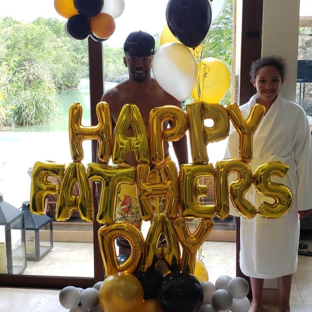 ジェイミー・フォックスさんのインスタグラム写真 - (ジェイミー・フォックスInstagram)「Still overjoyed by this Father’s Day... my daughters are the best! @corinnefoxx I love u beyond. Anelise you send me soaring.  #happyfathersday #love #daddydaughtertime」6月18日 10時56分 - iamjamiefoxx